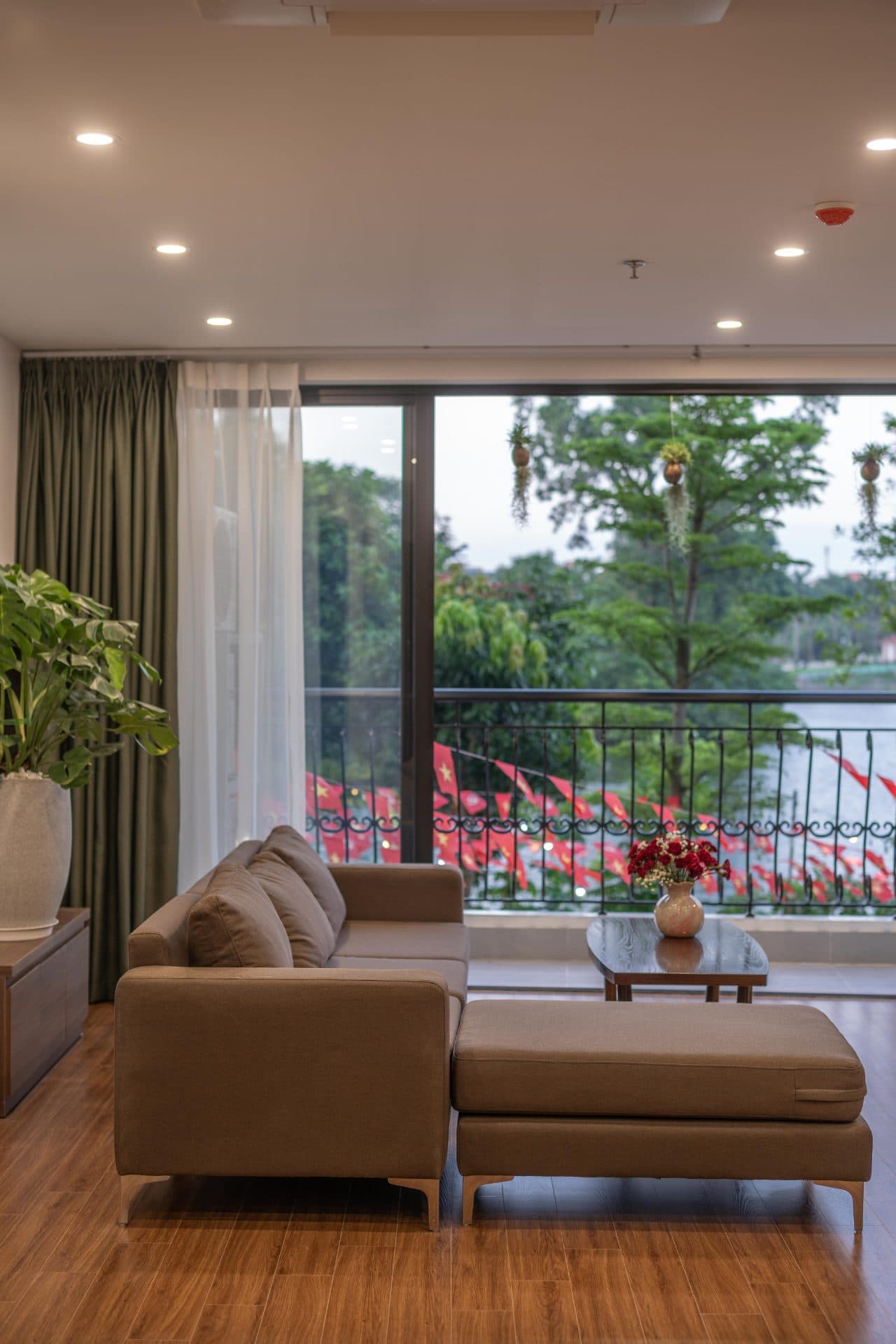Lake View 2 Bedroom on Vu Mien
