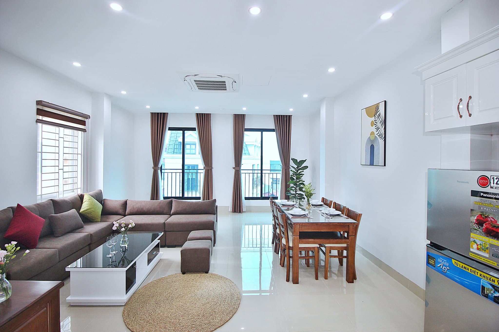 Bright and spacious 1 bedroom apartment on Yen Phu street 3