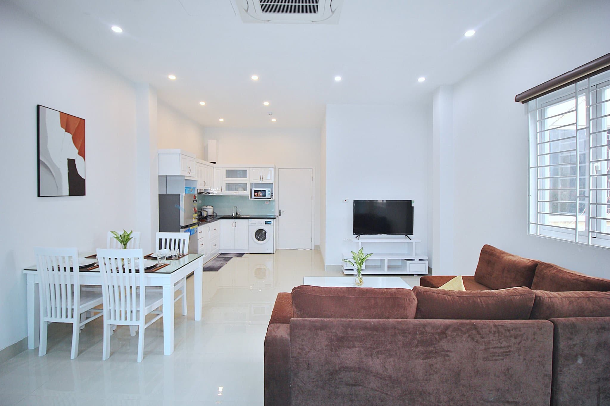 Spacious and bright 1 bedroom apartment on Yen Phu street 3