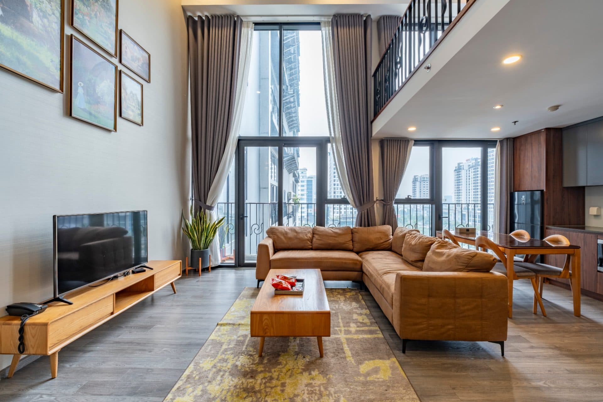 Bright 1 bedroom apartment on Lac Long Quan street