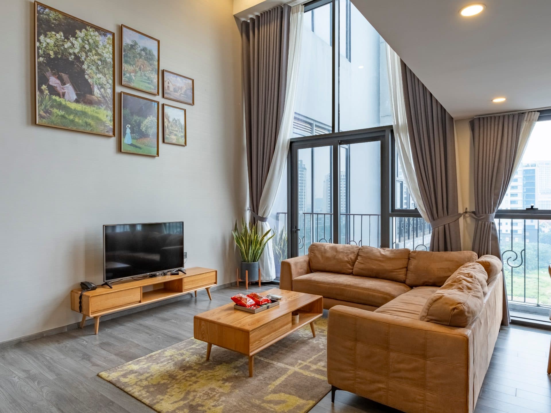 Bright 1 bedroom apartment on Lac Long Quan street 2