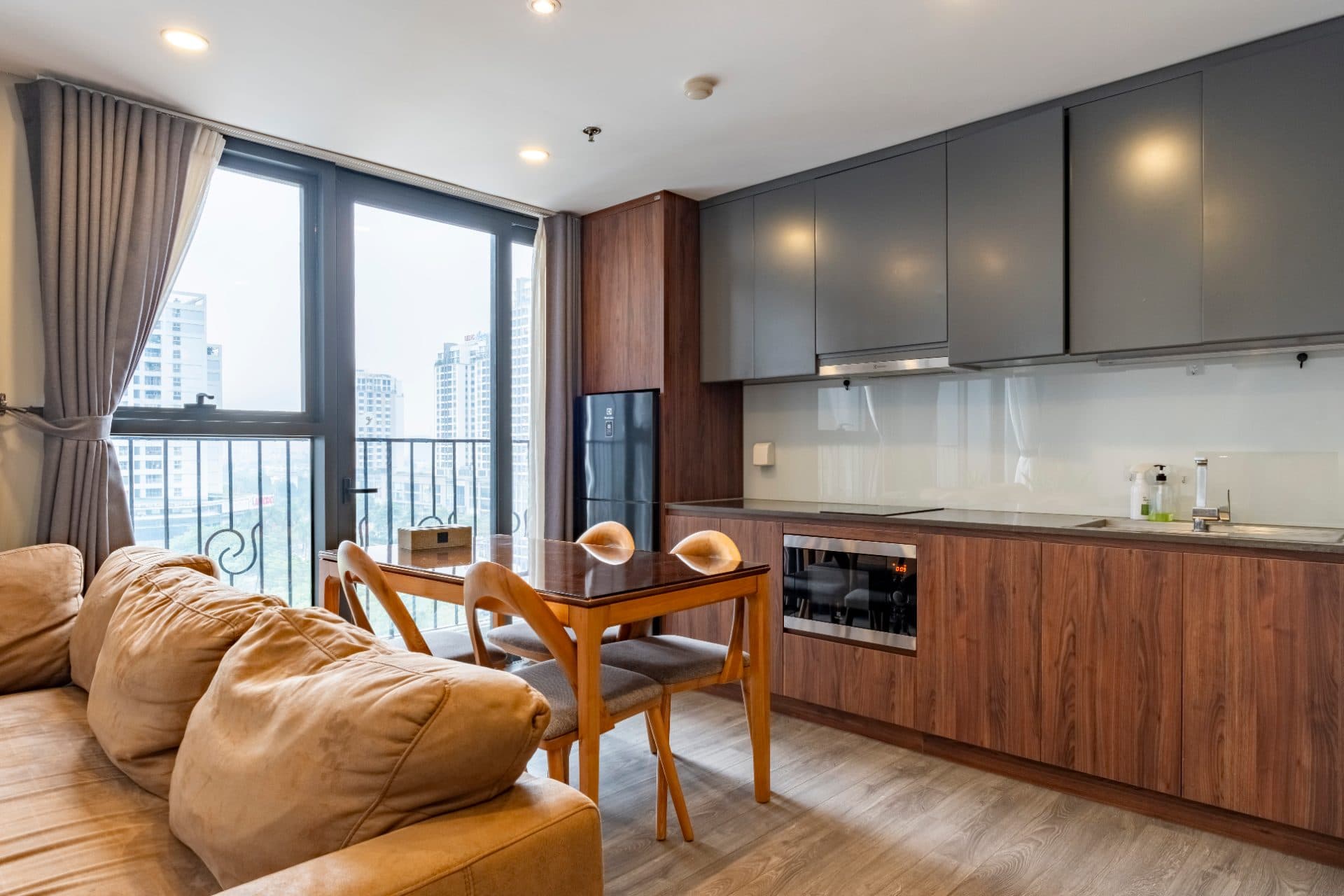 Bright 1 bedroom apartment on Lac Long Quan street 3