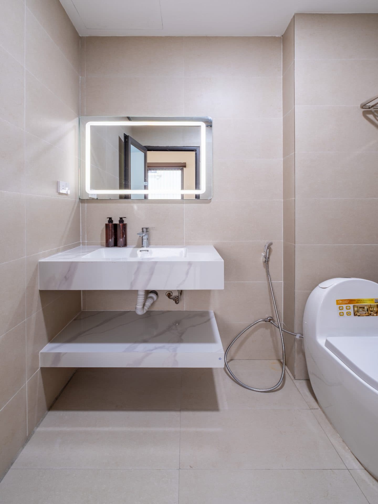 Bright studio apartment on Vong Thi street 3