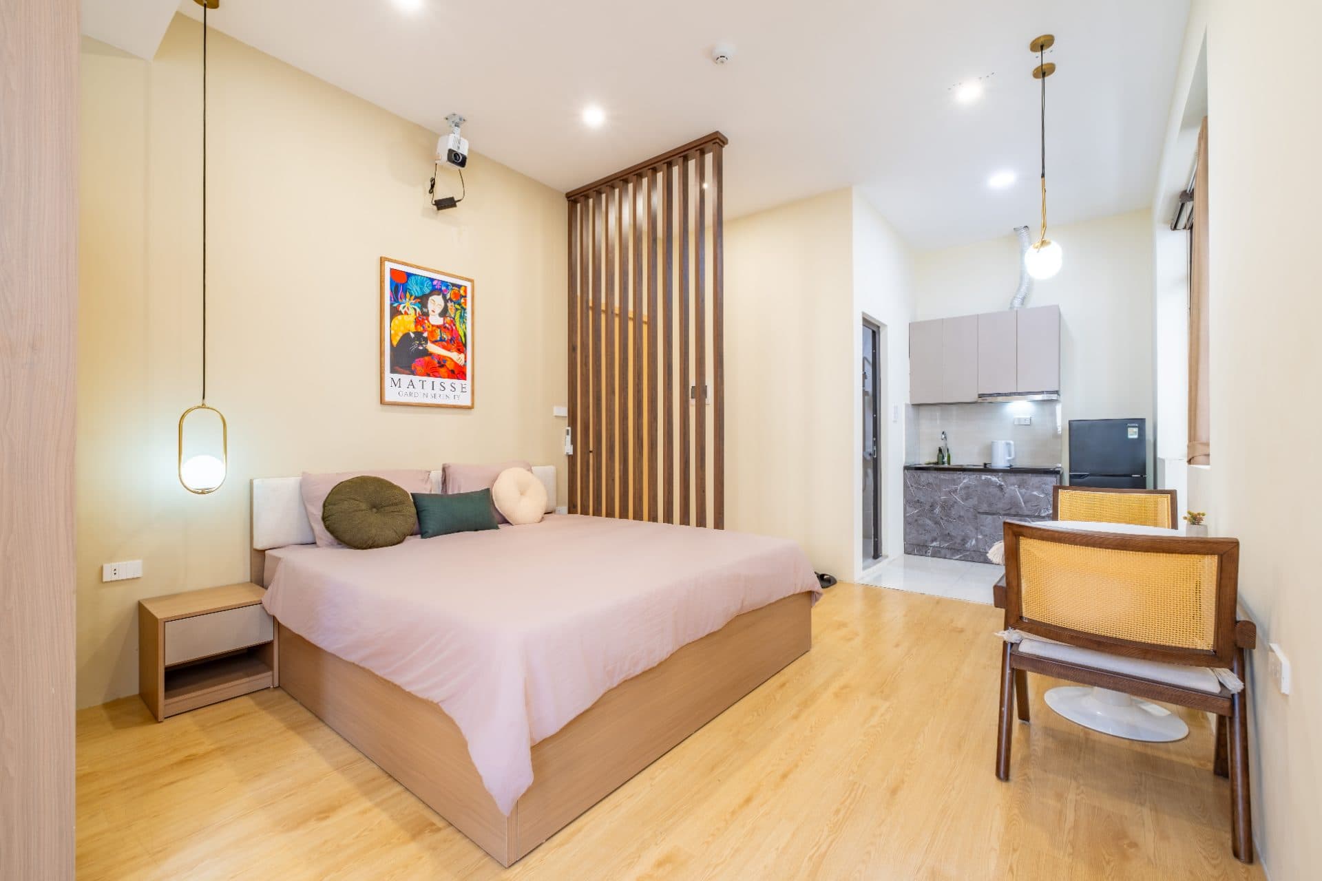 Bright studio apartment on Vong Thi street