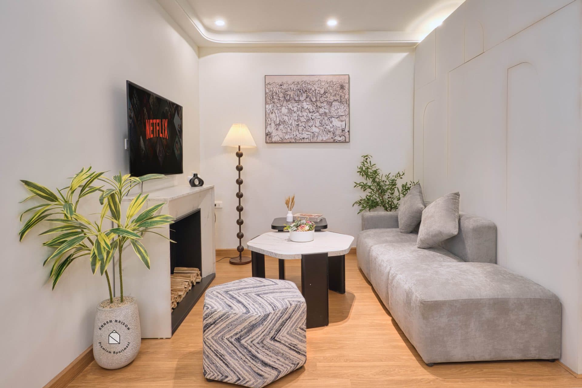 Modern 1 bedroom apartment on Lac Long Quan street
