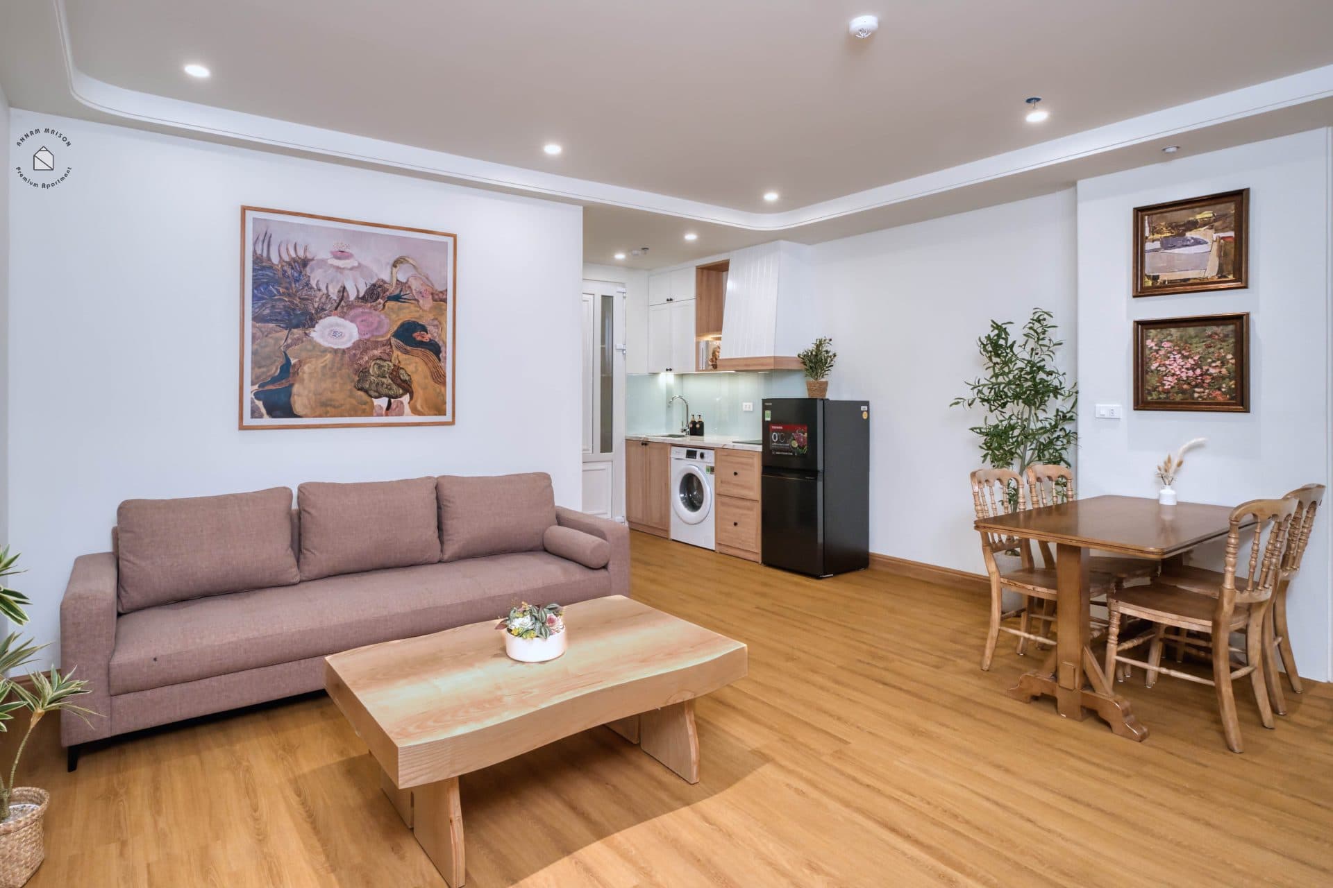 Bright 1 bedroom apartment on Lac Long Quan street