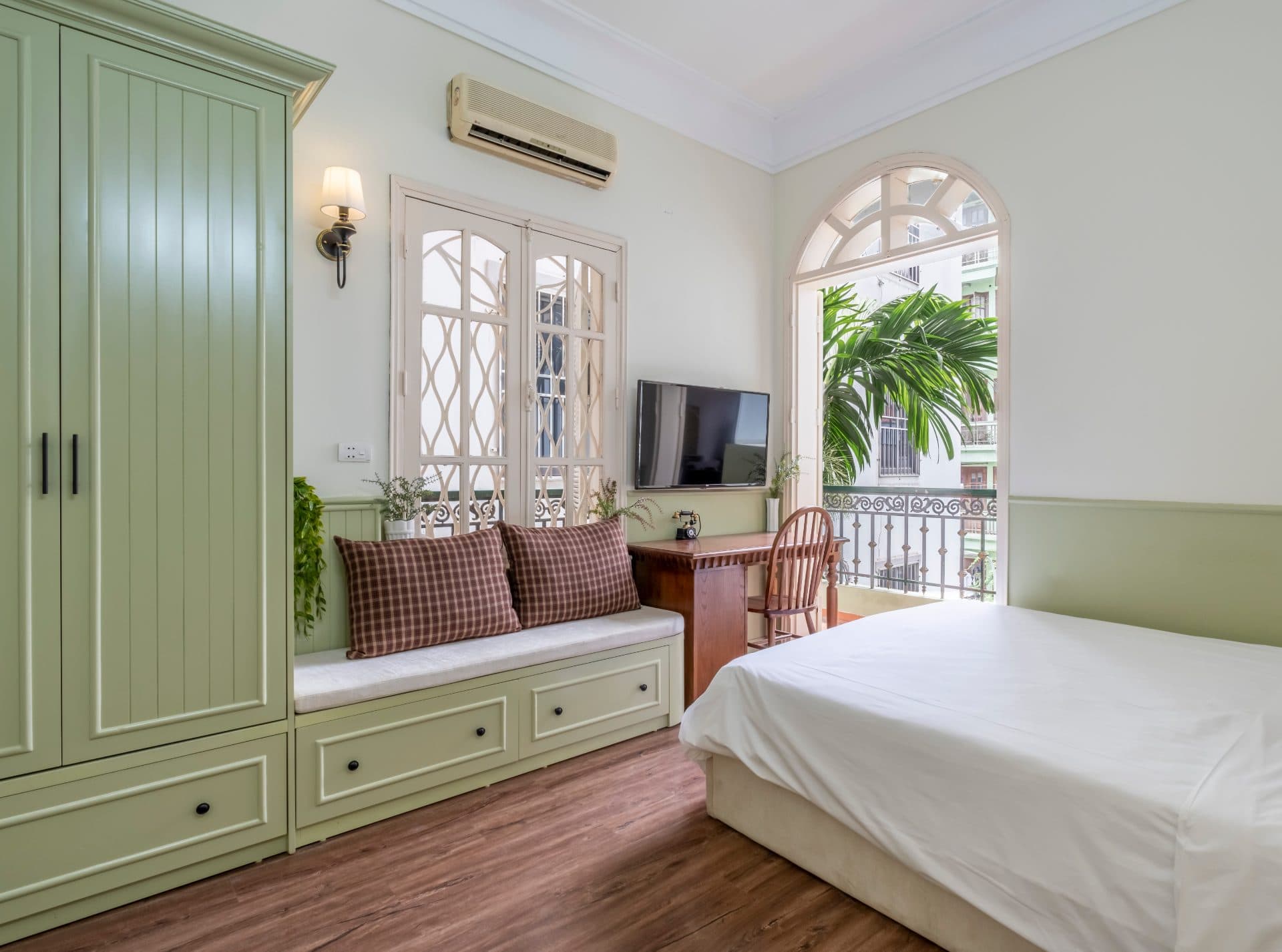 Bright studio on Hang Chao street