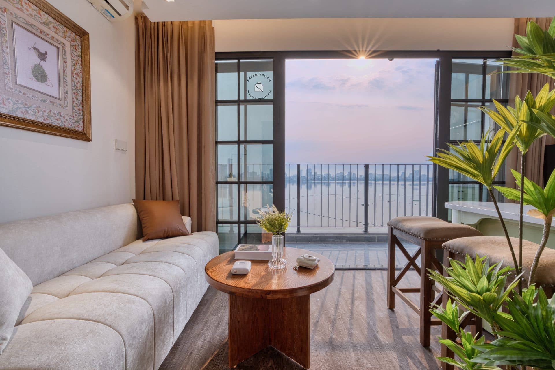 Lake view 2 bedroom apartment on Yen Hoa street