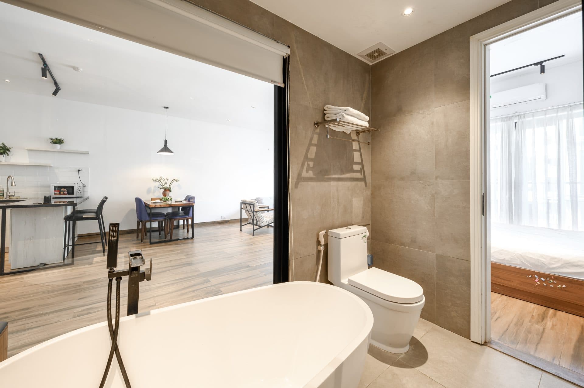 Lakefront Spacious 2 Bedroom in Tay Ho 2
