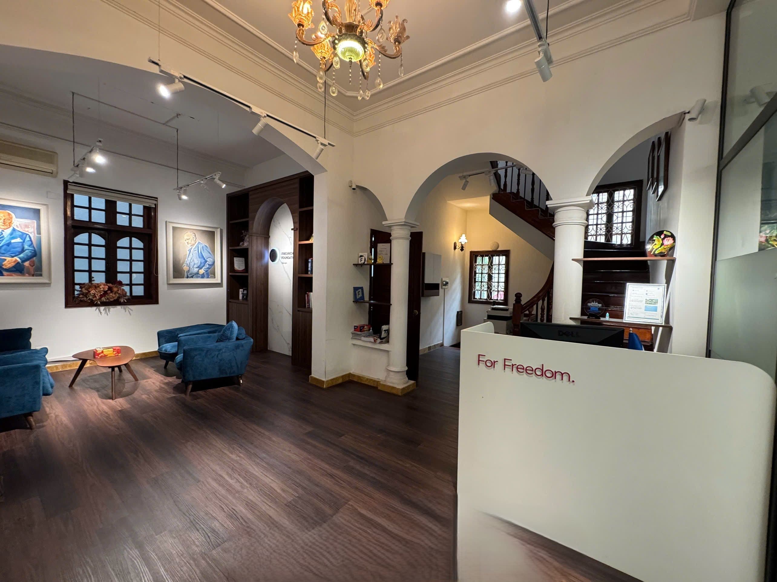 Local 4 bedroom house in Tay Ho 3