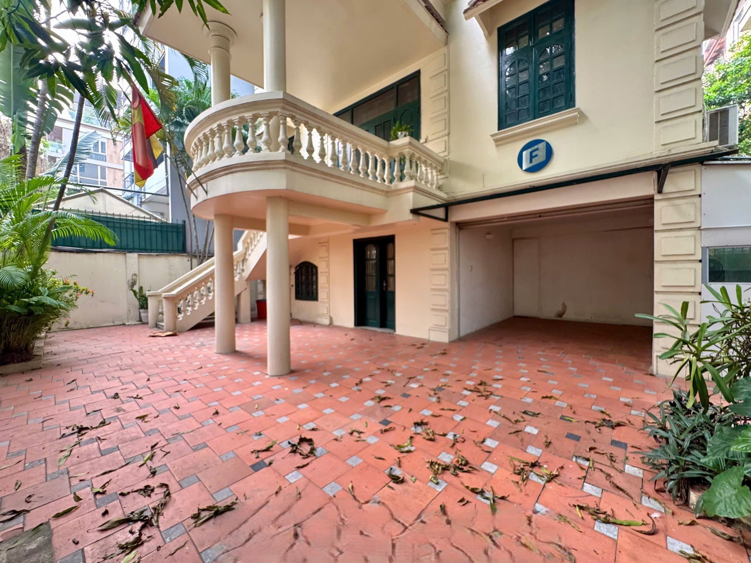 Local 4 bedroom house in Tay Ho 2