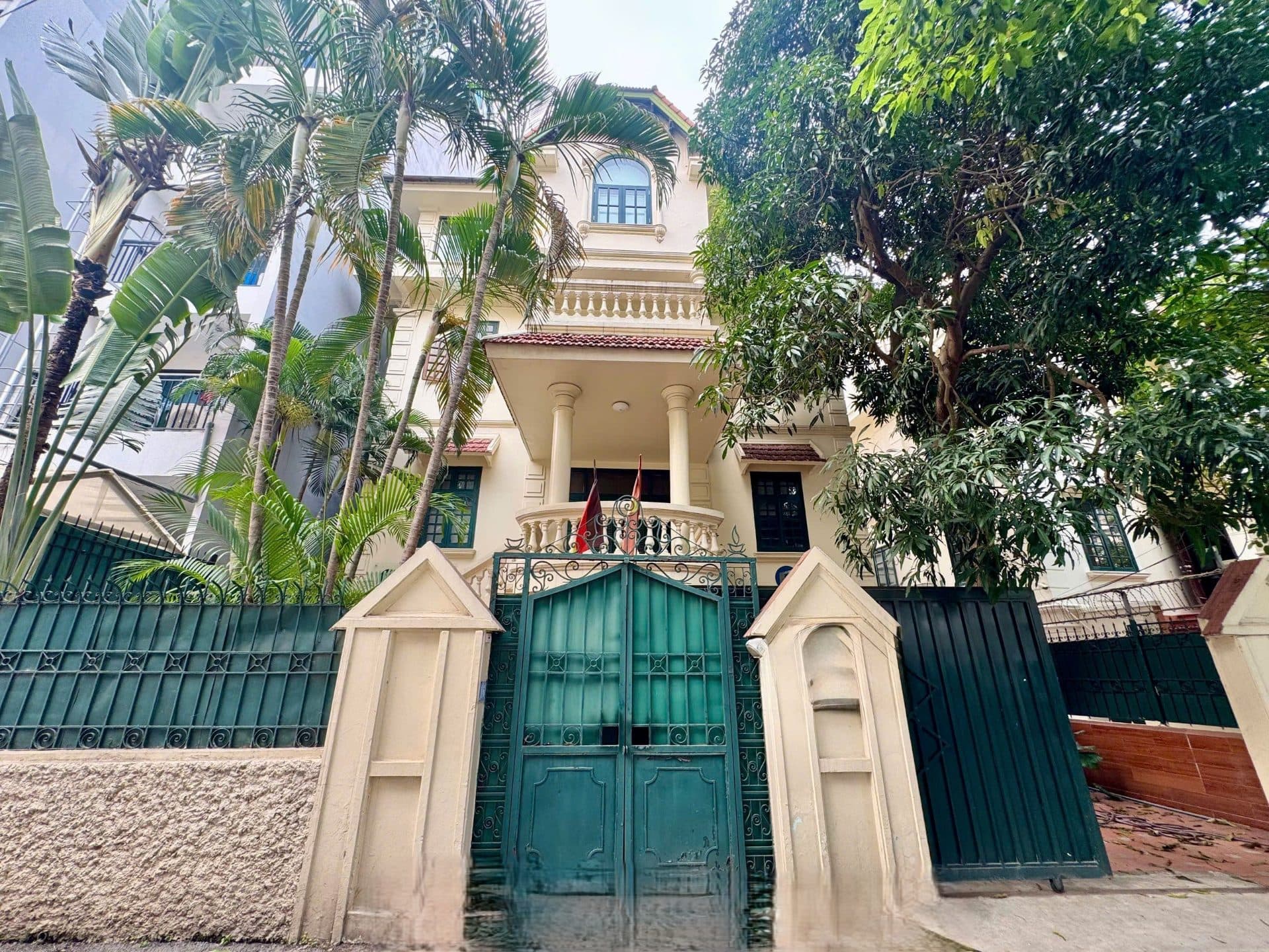 Local 4 bedroom house in Tay Ho