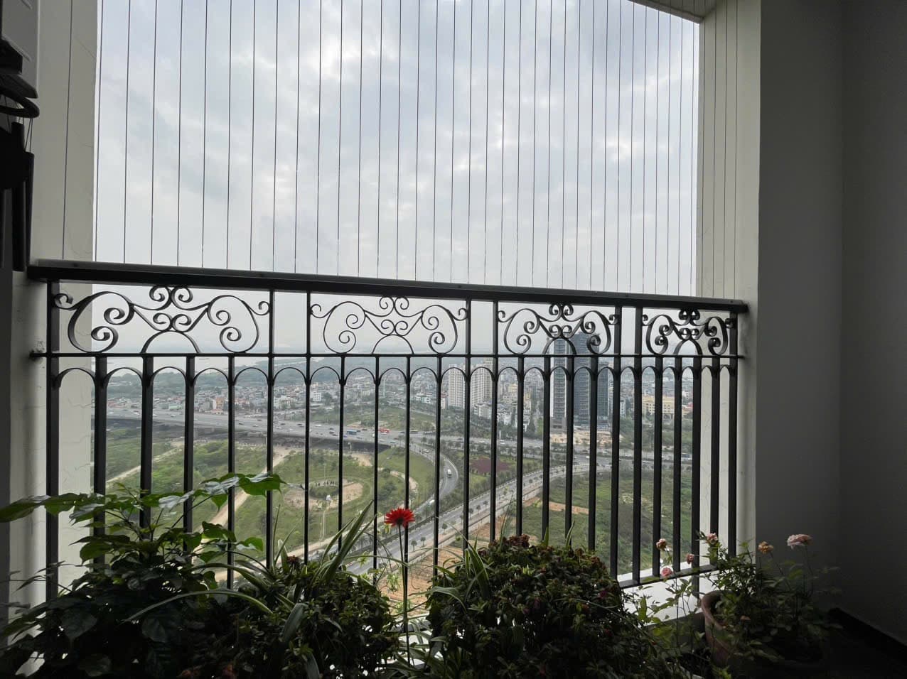 Balcony 4-Bed Apartment for Rent in West Lake, Hanoi 2