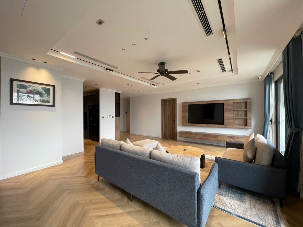 Balcony 4-Bed Apartment for Rent in West Lake, Hanoi 3
