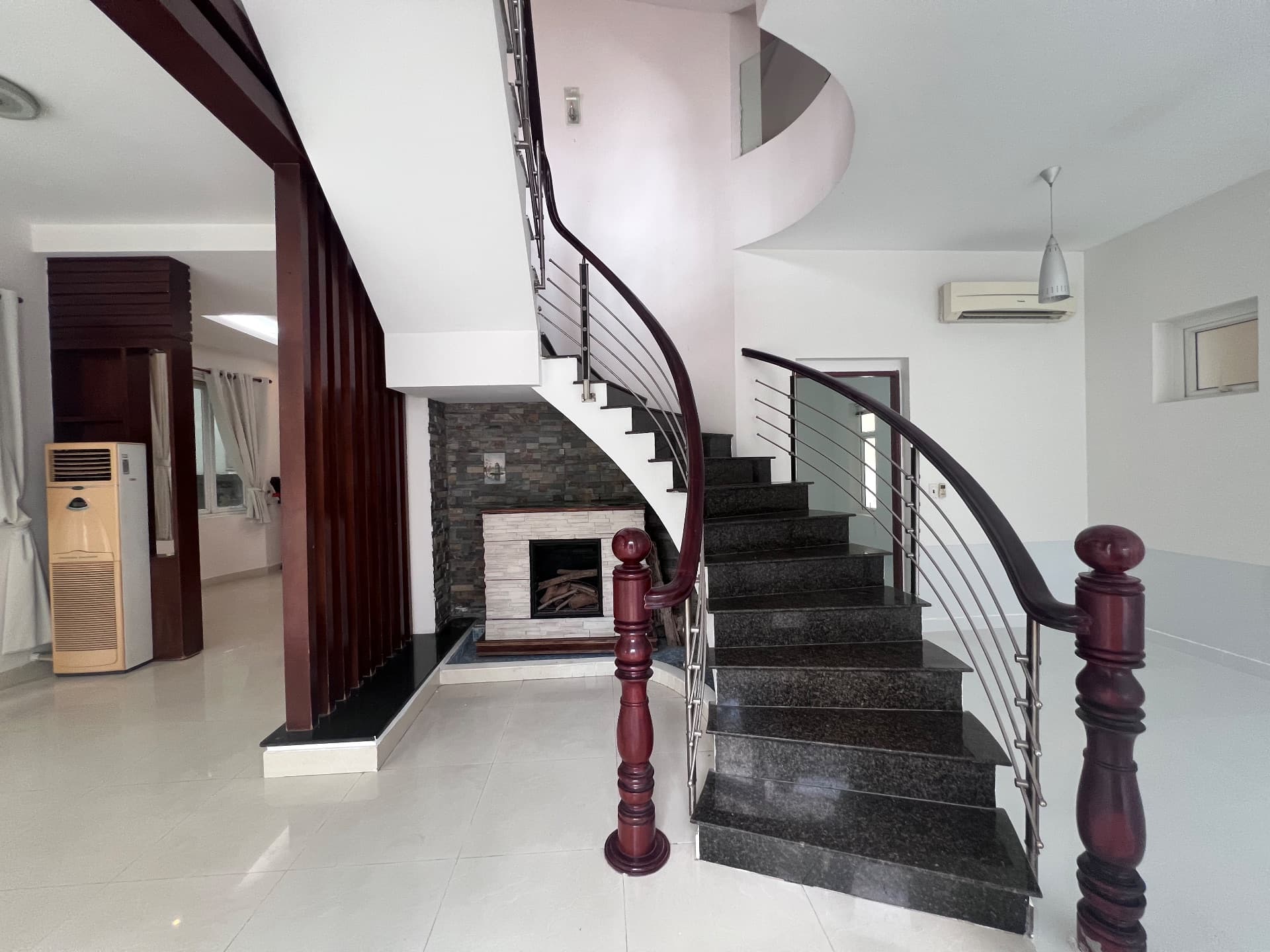 Balcony 5-Bed Villa for Rent in Quận 2, Ho Chi Minh City 3