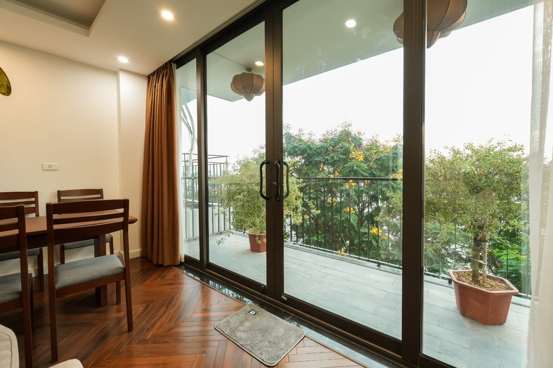 Modern Style 3-Bedroom Apartment with Lake View at Vu Mien