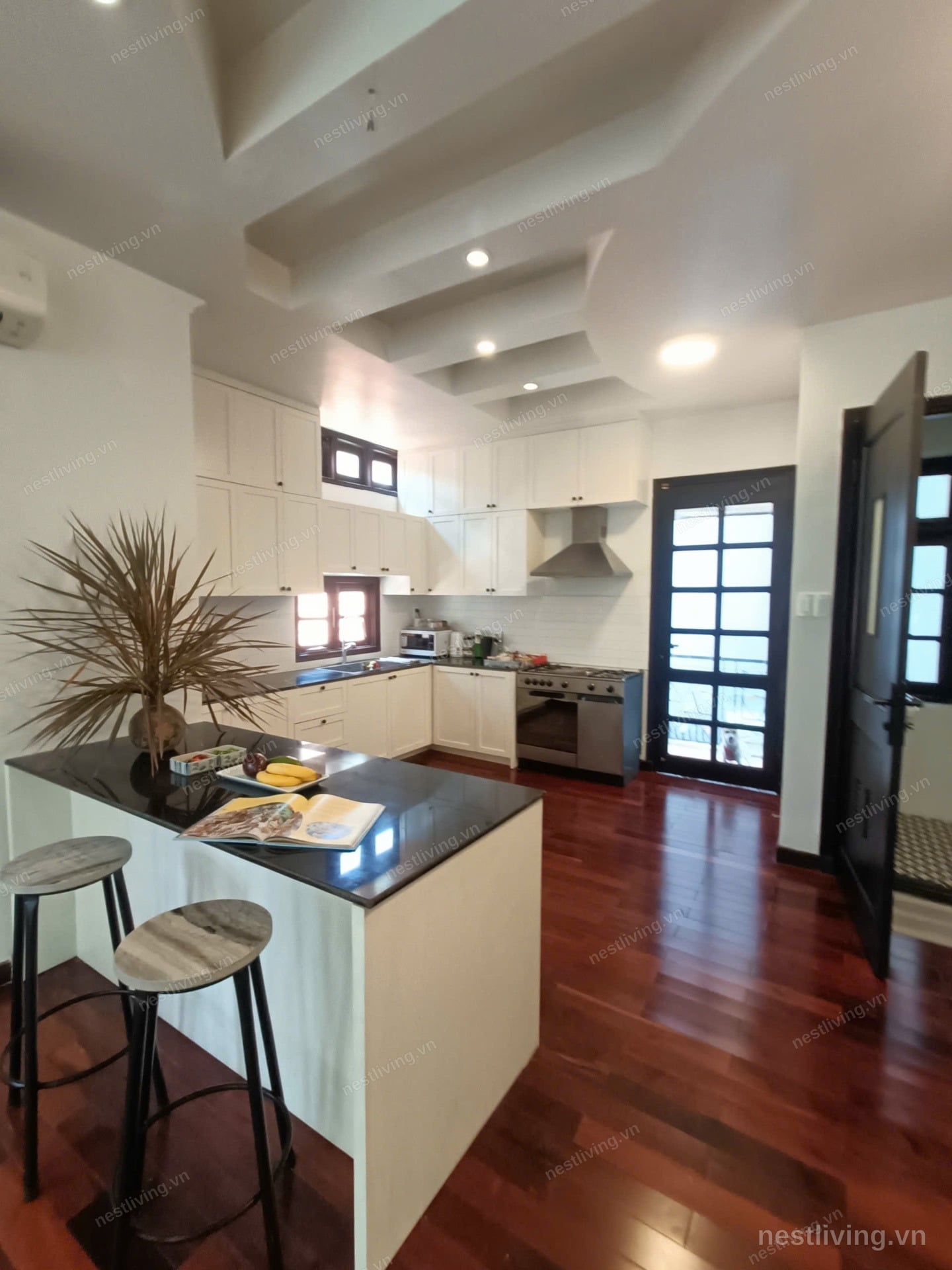 4-Bed Apartment with Balcony for Rent in Quận 2, Ho Chi Minh City