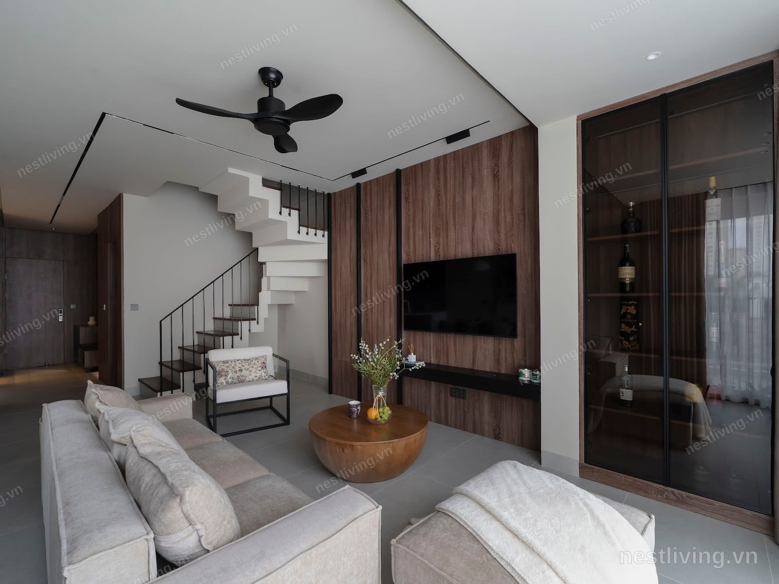 Balcony 3-Bed Apartment for Rent in West Lake, Hanoi