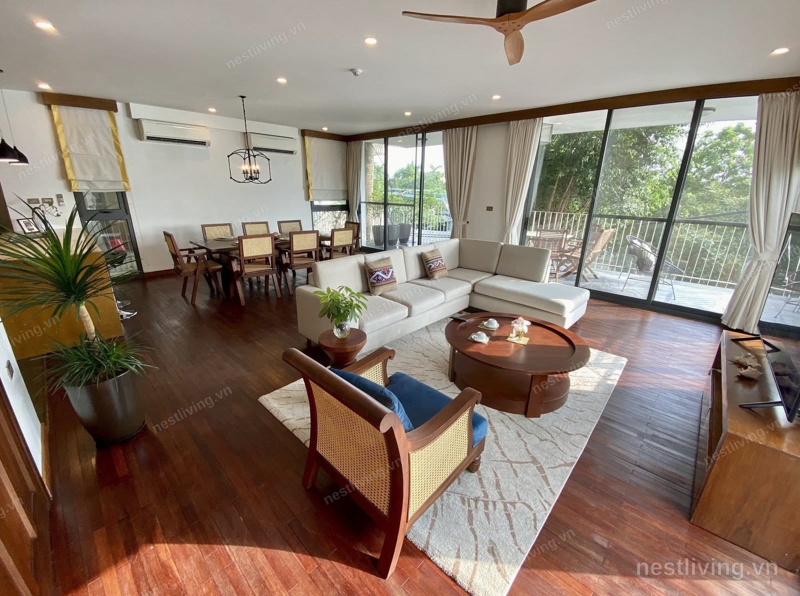 Balcony 4-Bed Apartment for Rent in West Lake, Hanoi