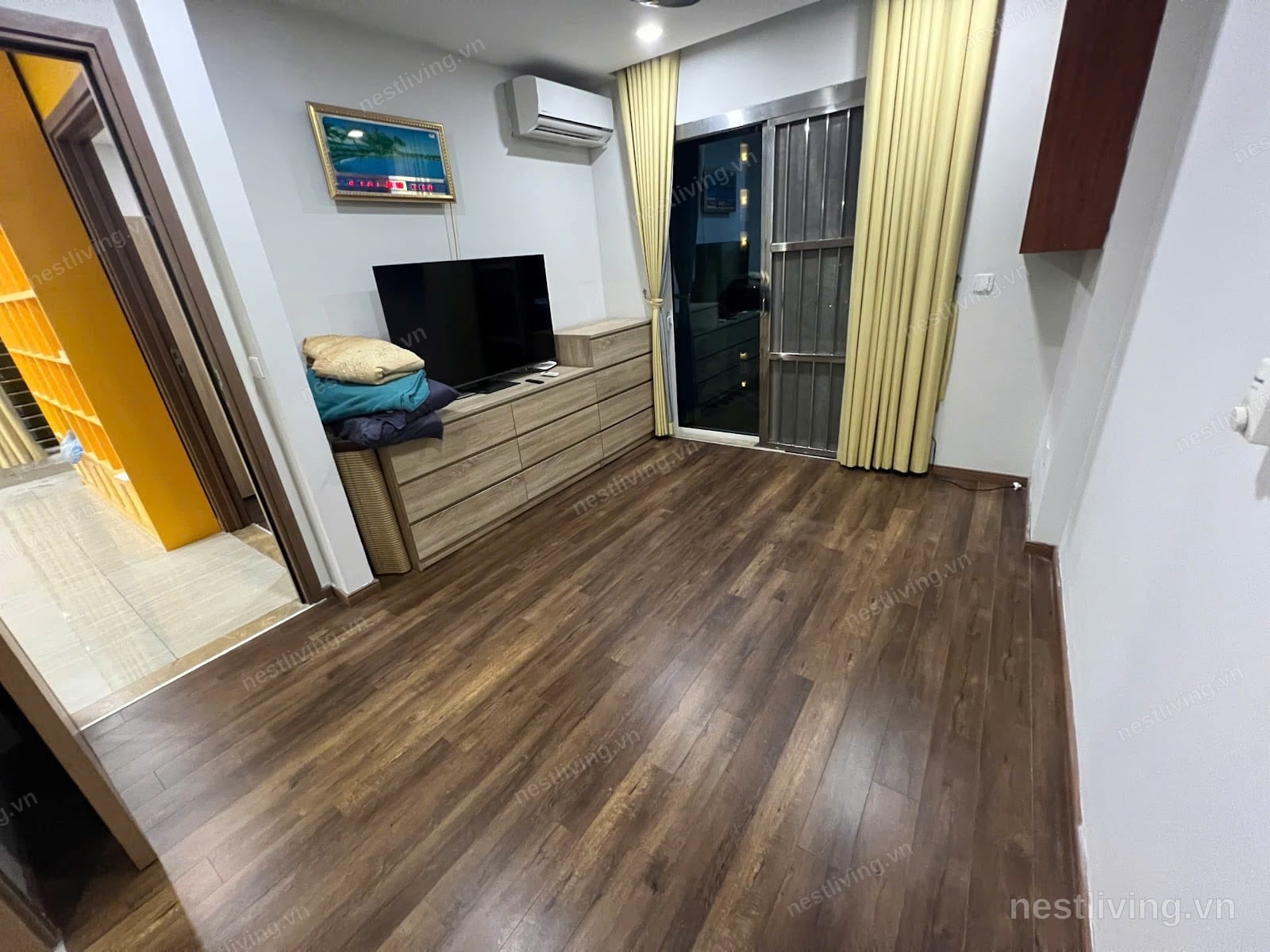 Balcony 3-Bed Apartment for Rent in West Lake, Hanoi