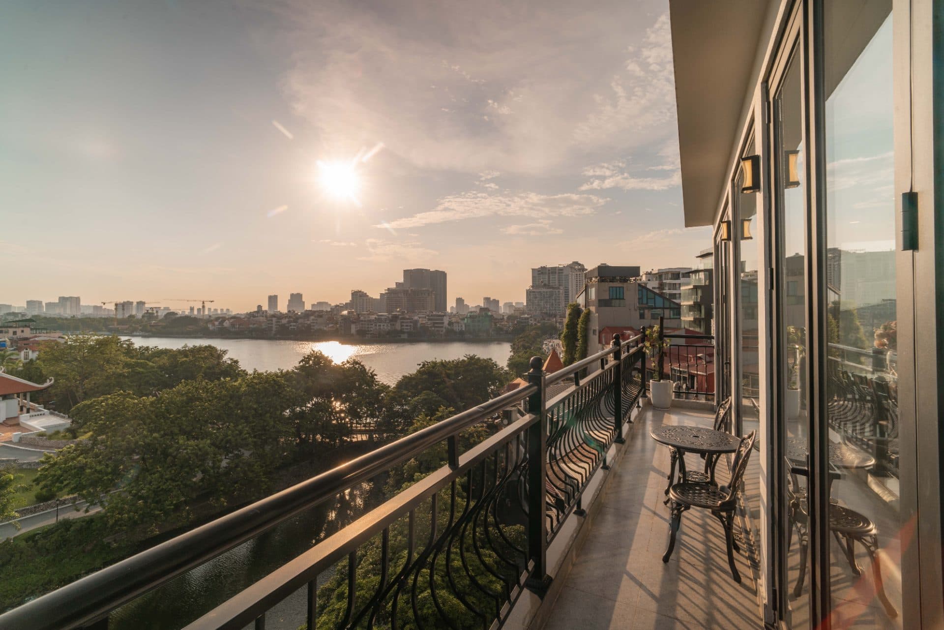 Lake View Open-Planned 2 Bedroom 2