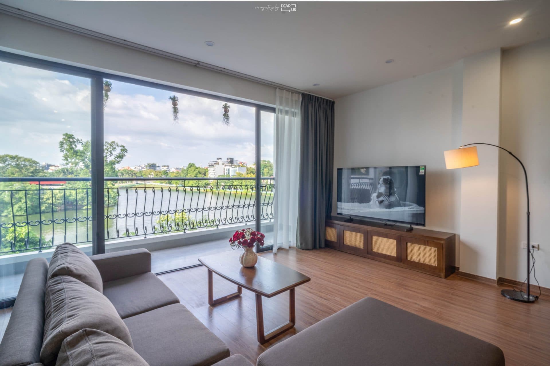 Lakefront 2 Bed on Vu Mien