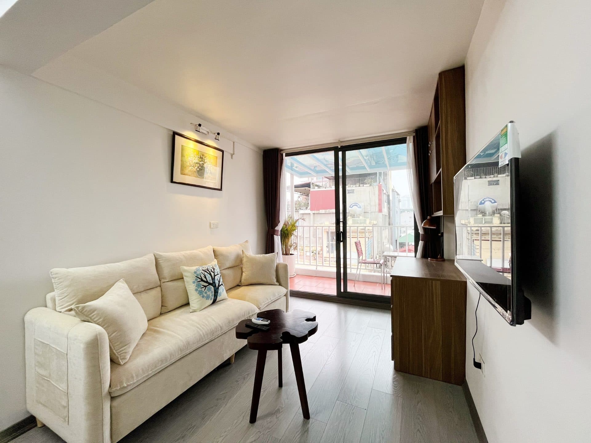 Bright 1 bedroom apartment at Vong Thi street