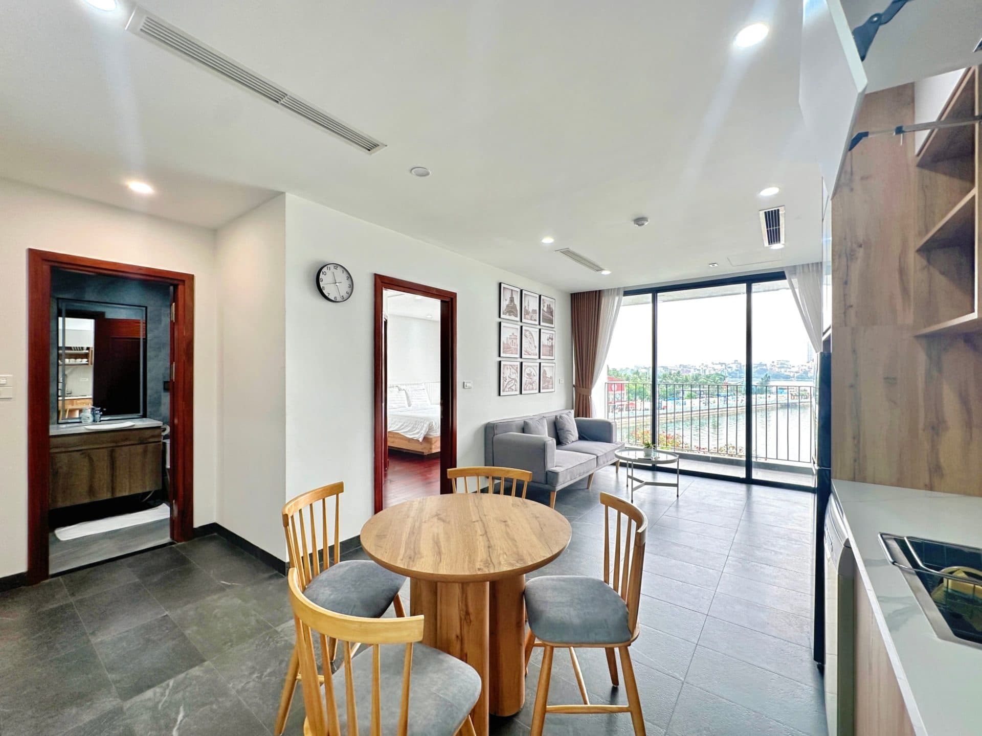 Lakefront 2 bedroom in Tay Ho 3
