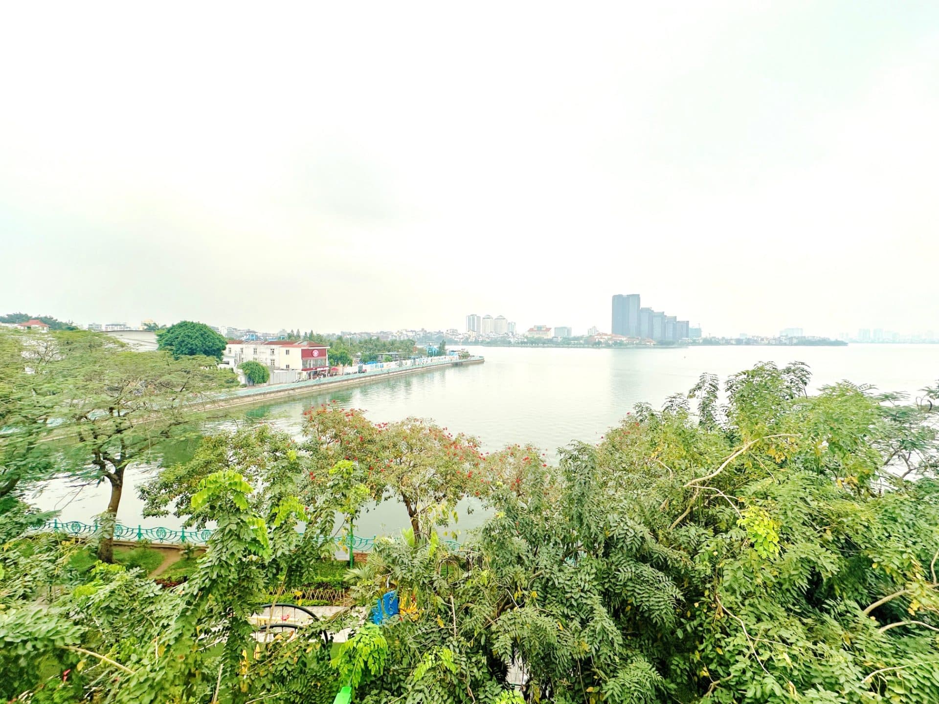 Lakefront 2 bedroom in Tay Ho