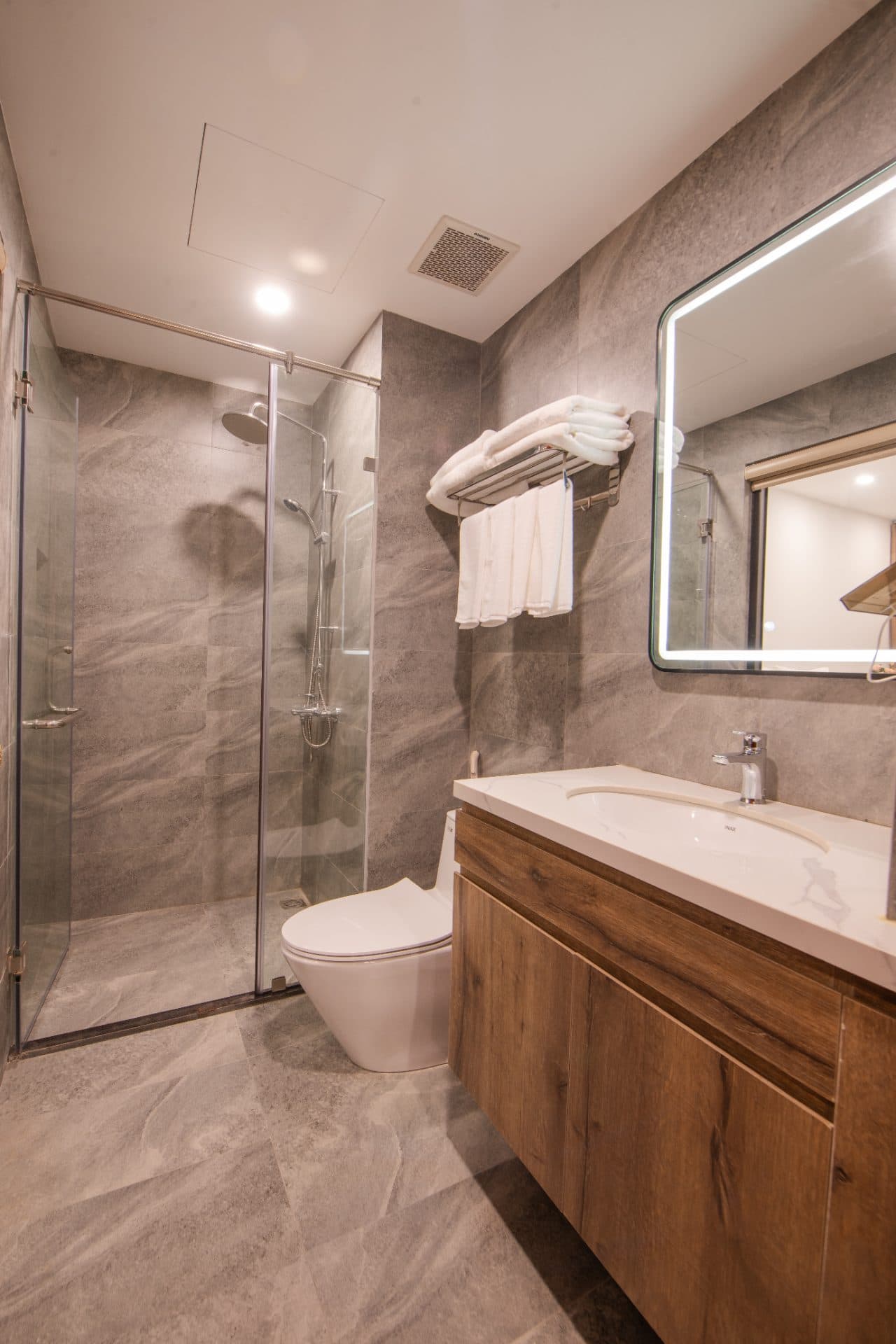 Modern 2 Bedroom in Tay Ho 3