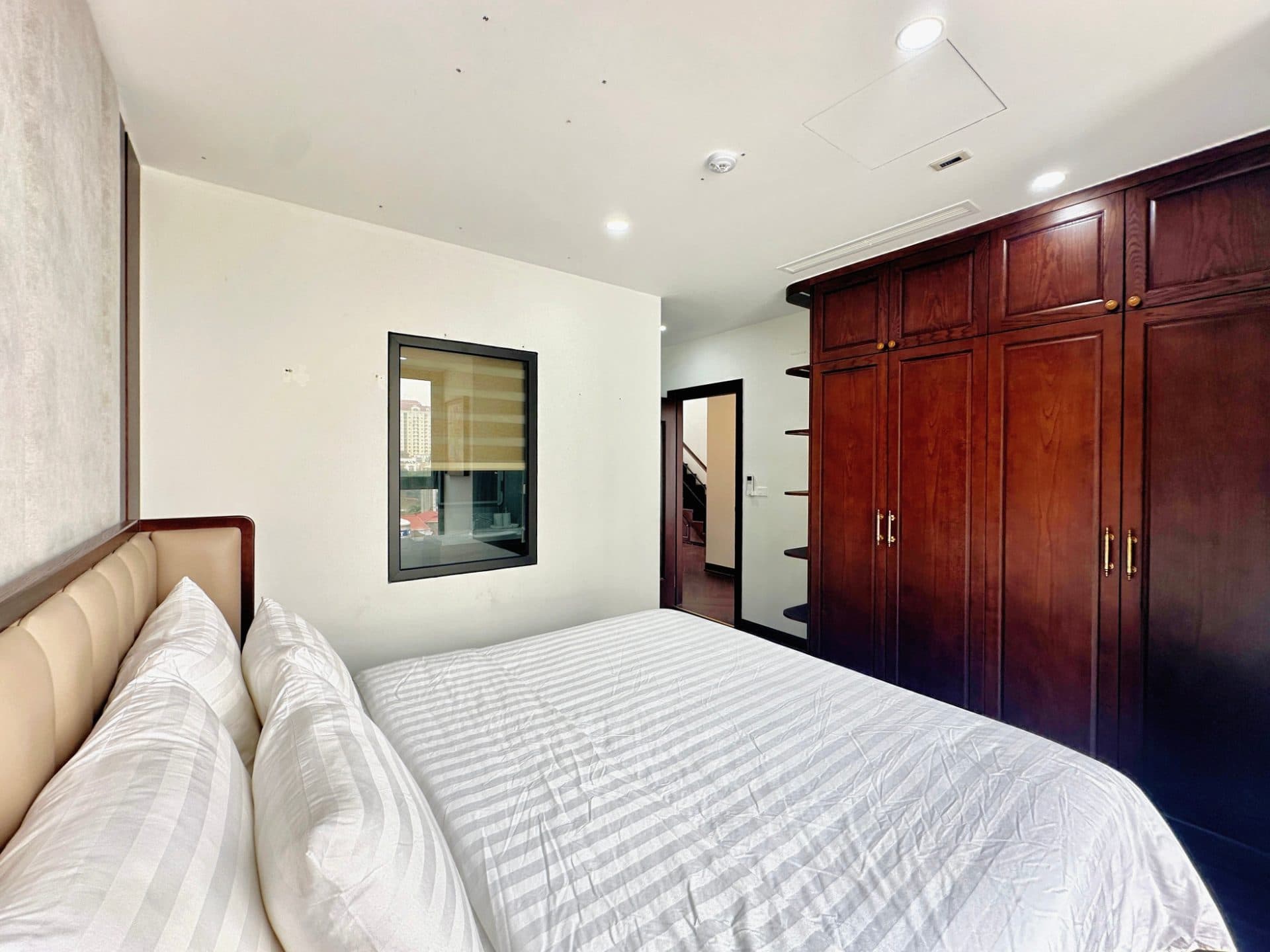 Prime Lakefront 3 Bedroom in Tay Ho 3