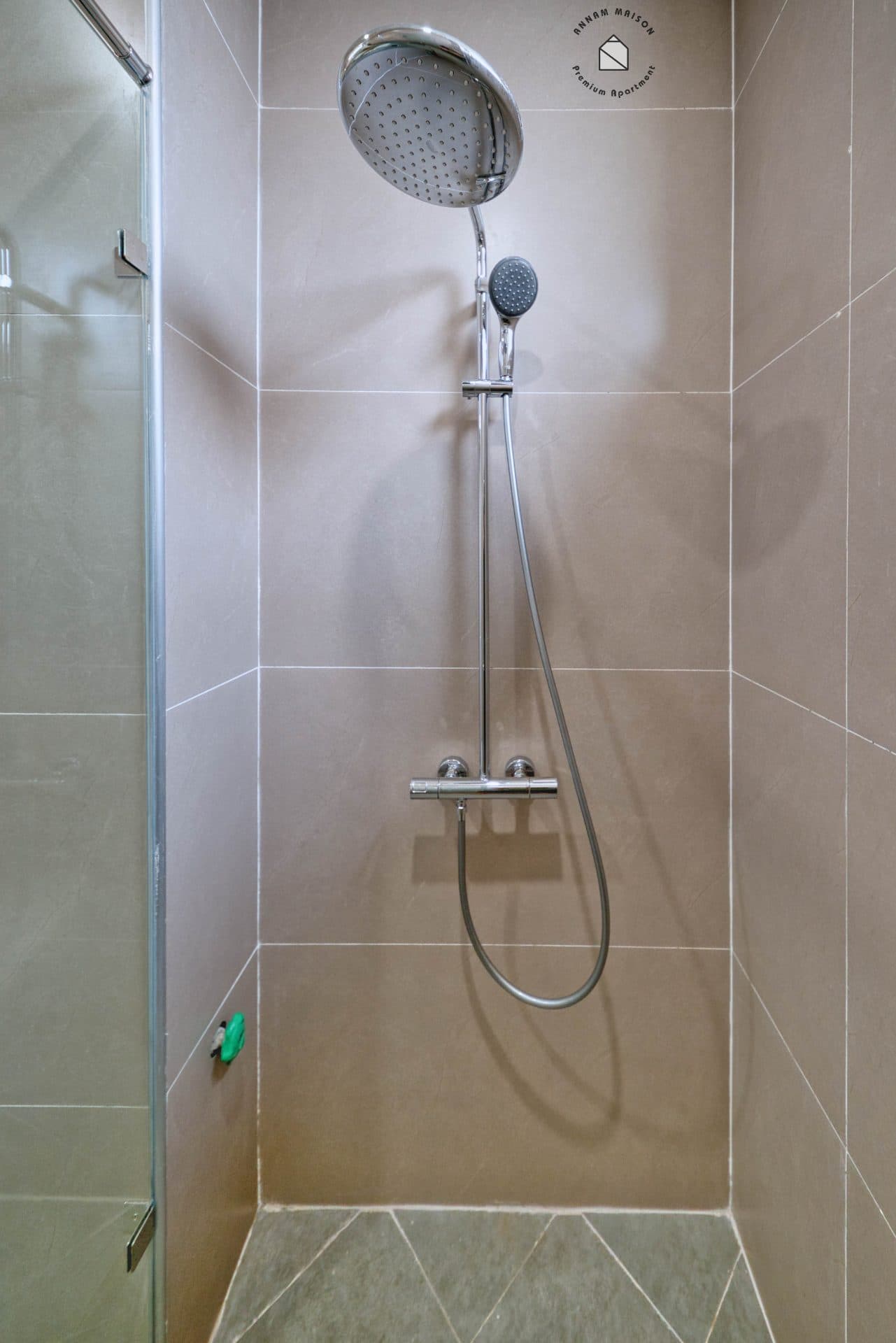 Modern 1 bedroom apartment on Lac Long Quan street 3
