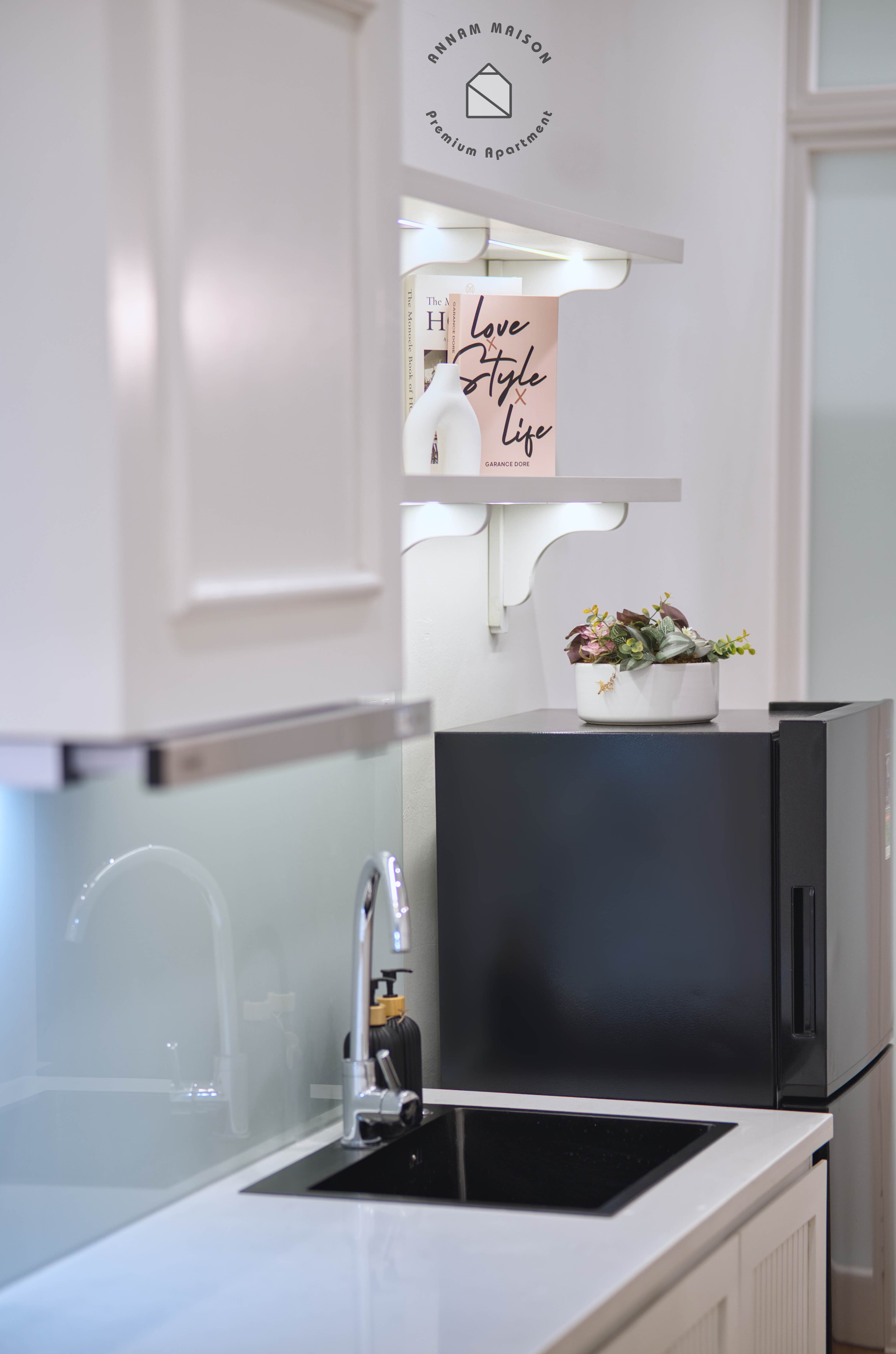 Modern 1 bedroom apartment on Lac Long Quan street 3