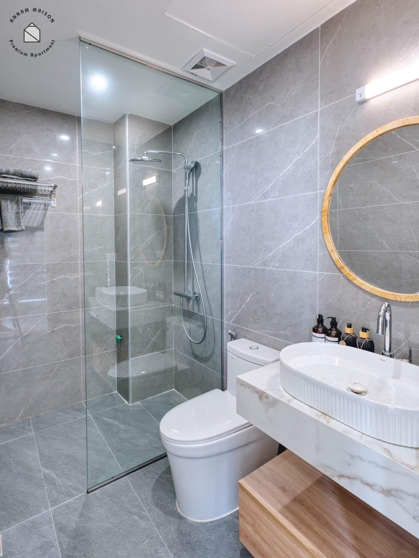 Lake view 1 bedroom apartment on Lac Long Quan street 2