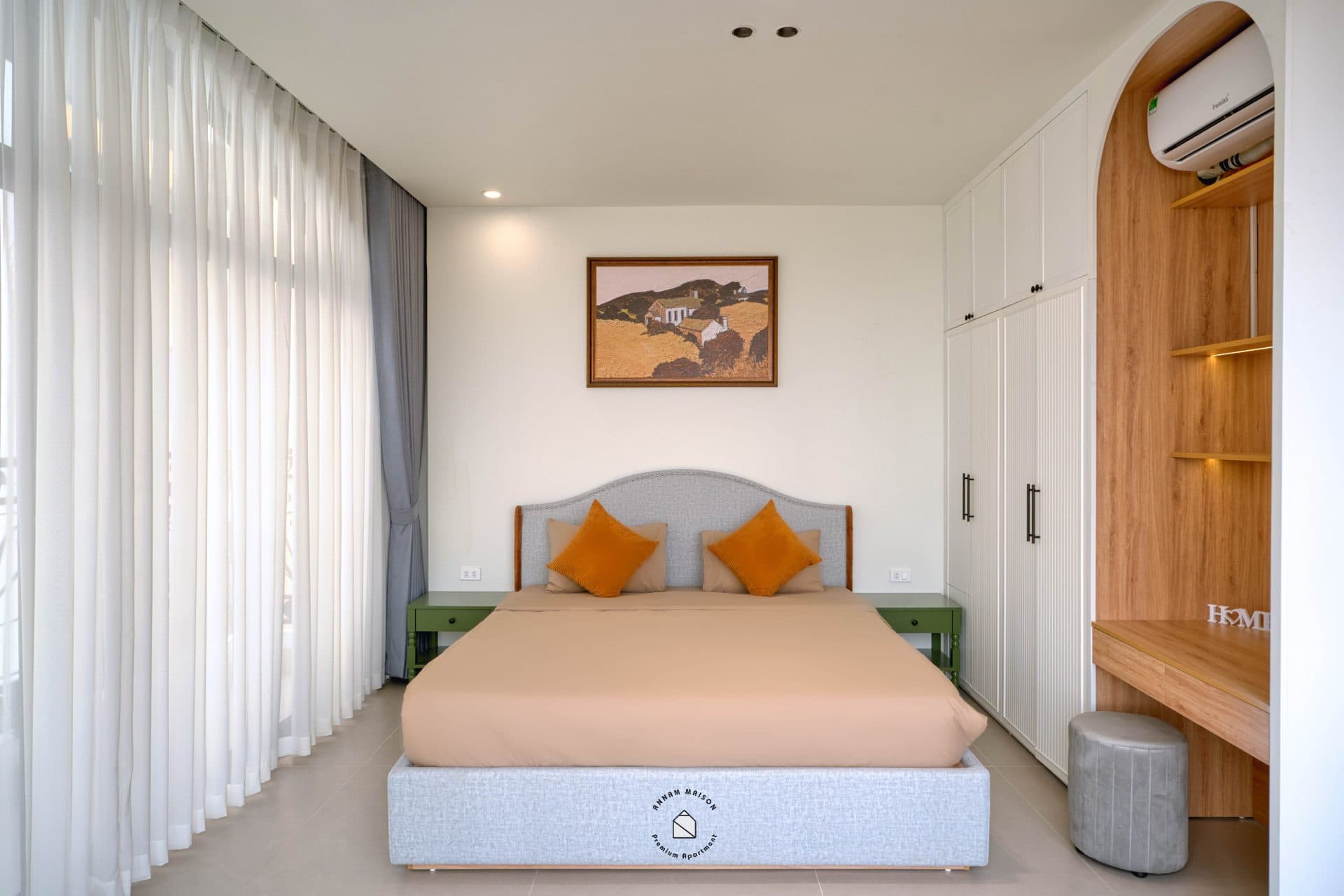 Bright 1 bedroom apartment on Lac Long Quan 2