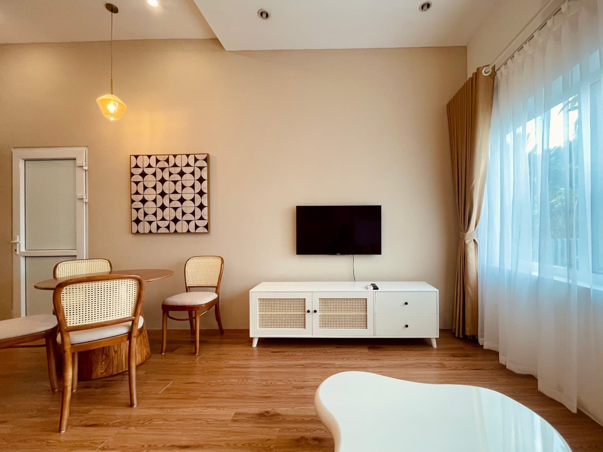Lake view 1 bedroom apartment on Au Co street 2