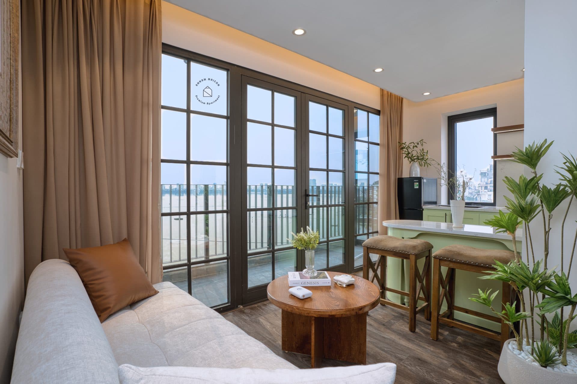 Lake view 2 bedroom apartment on Yen Hoa street 2