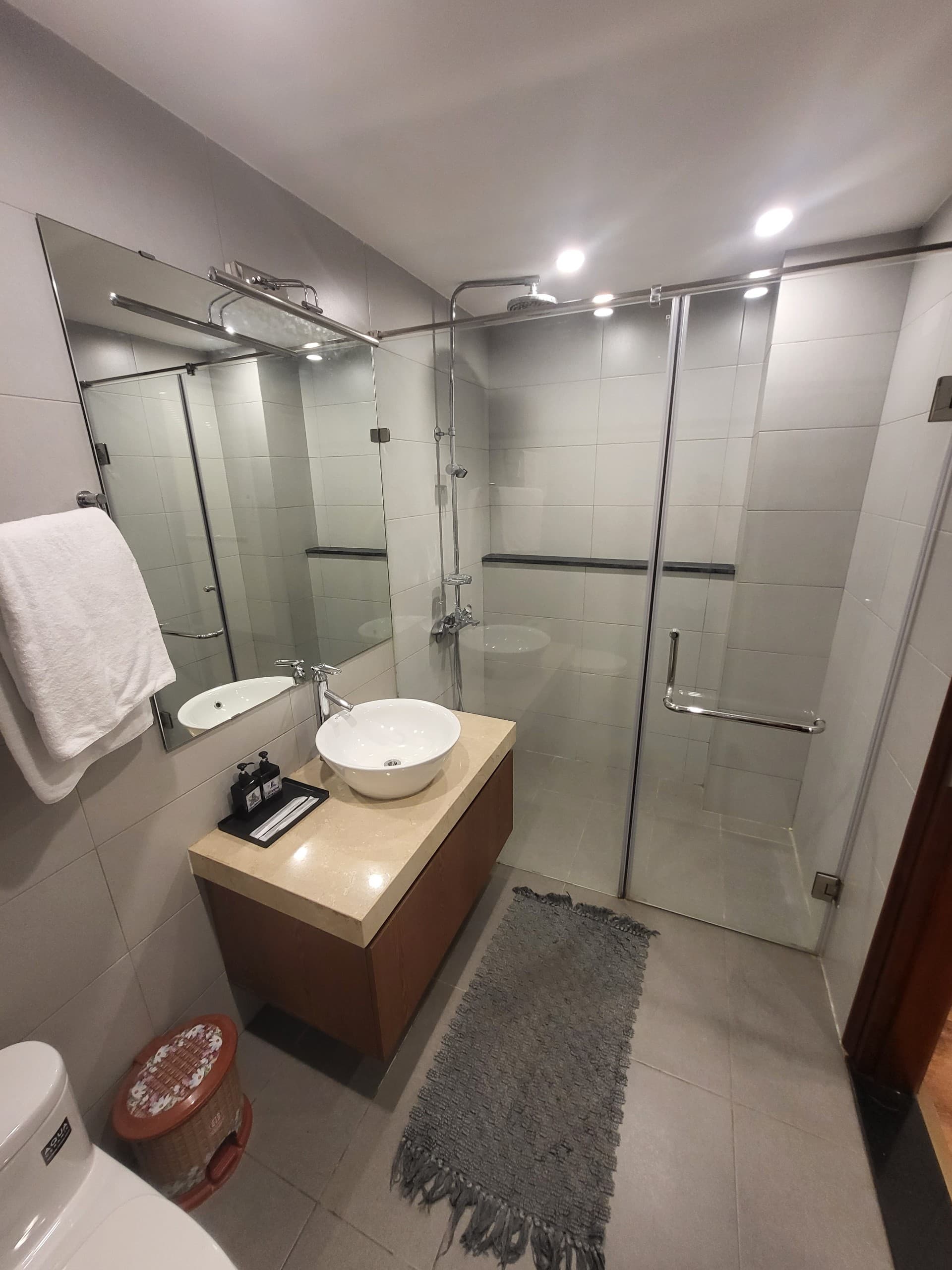 Balcony 2-Bed Apartment in Tay Ho