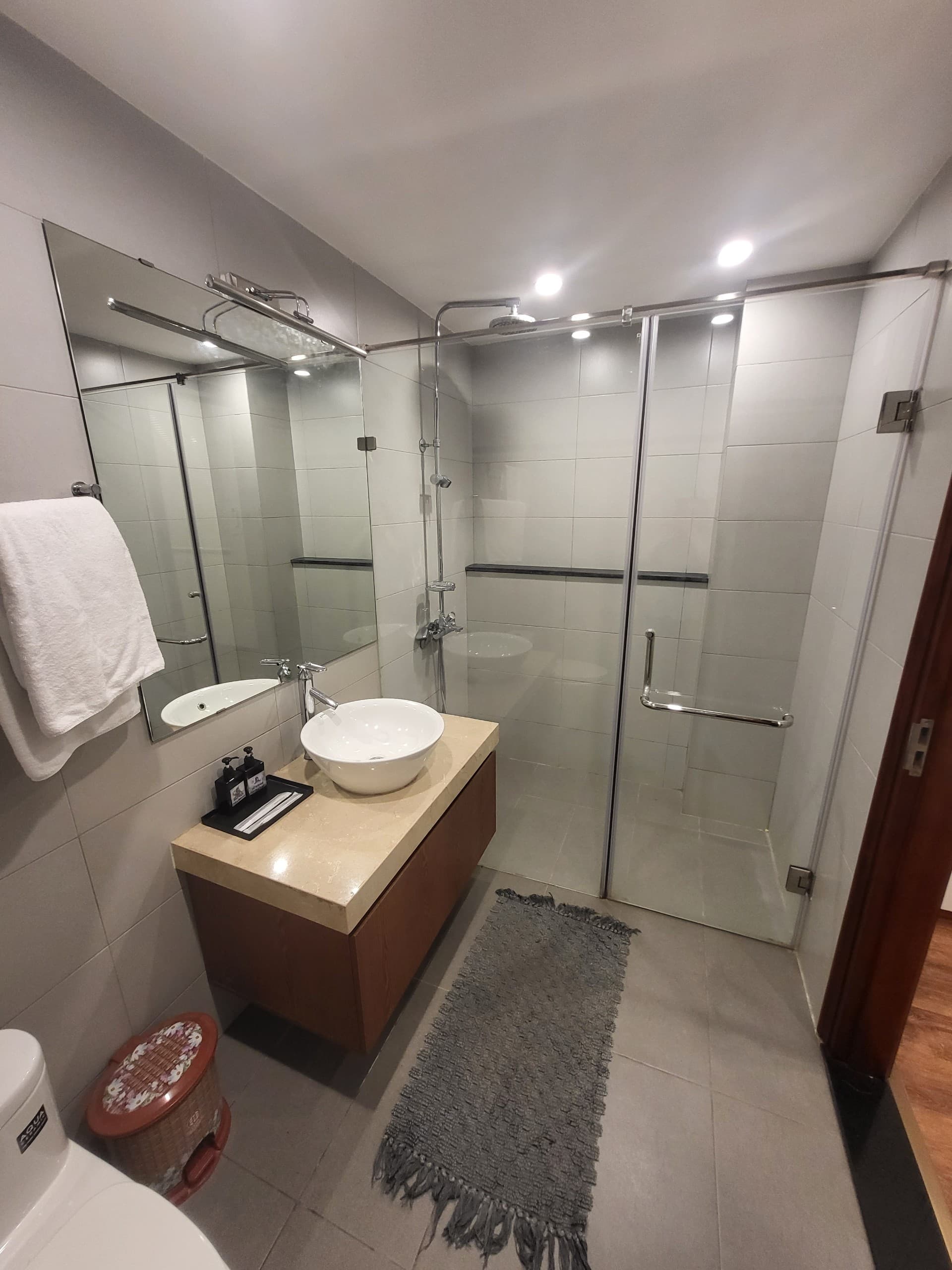 Balcony 2-Bed Apartment in Tay Ho 2