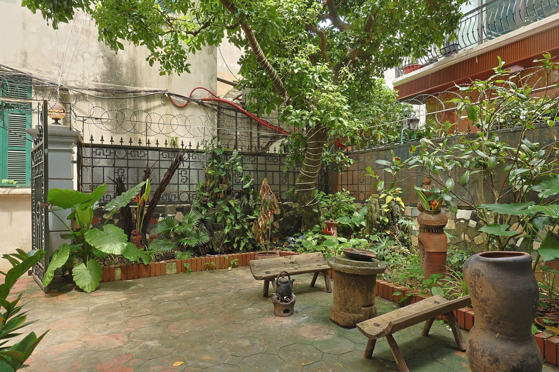 6 Bedroom Villa with Private Gardens on To Ngoc Van Street 3