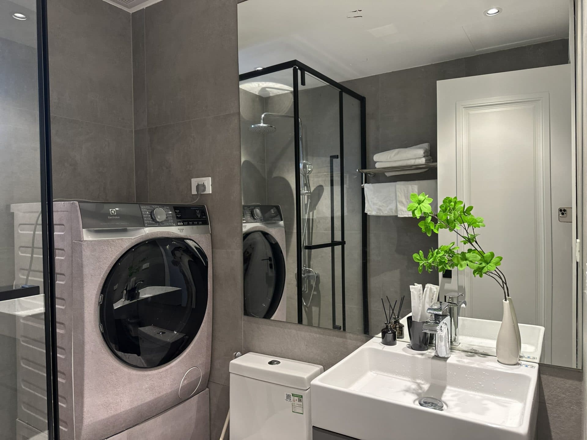 Stylish Modern 1-Bed Apartment in Tay Ho 2