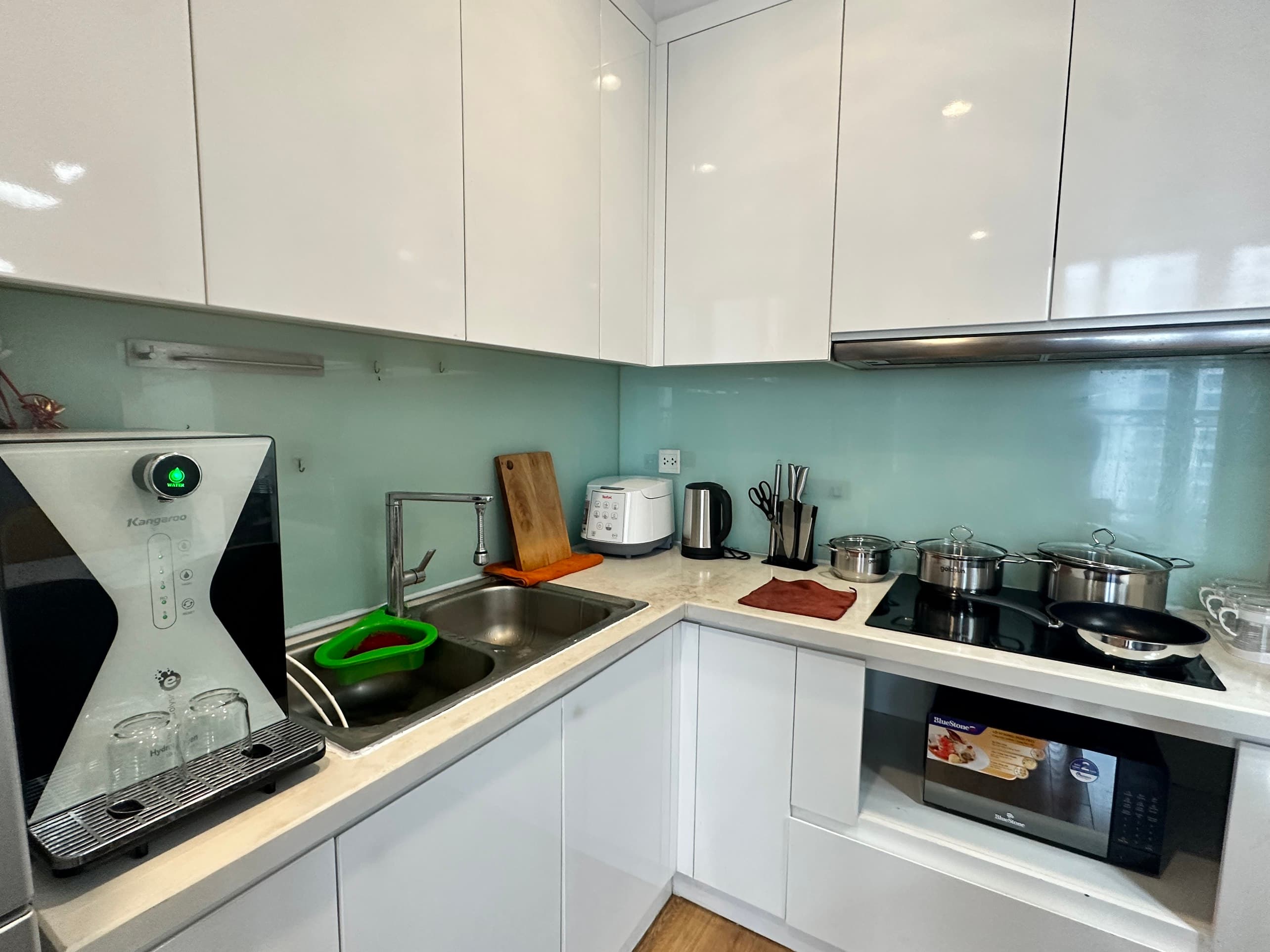 Modern High-Rise 2 Bedrooms in Royal City 3