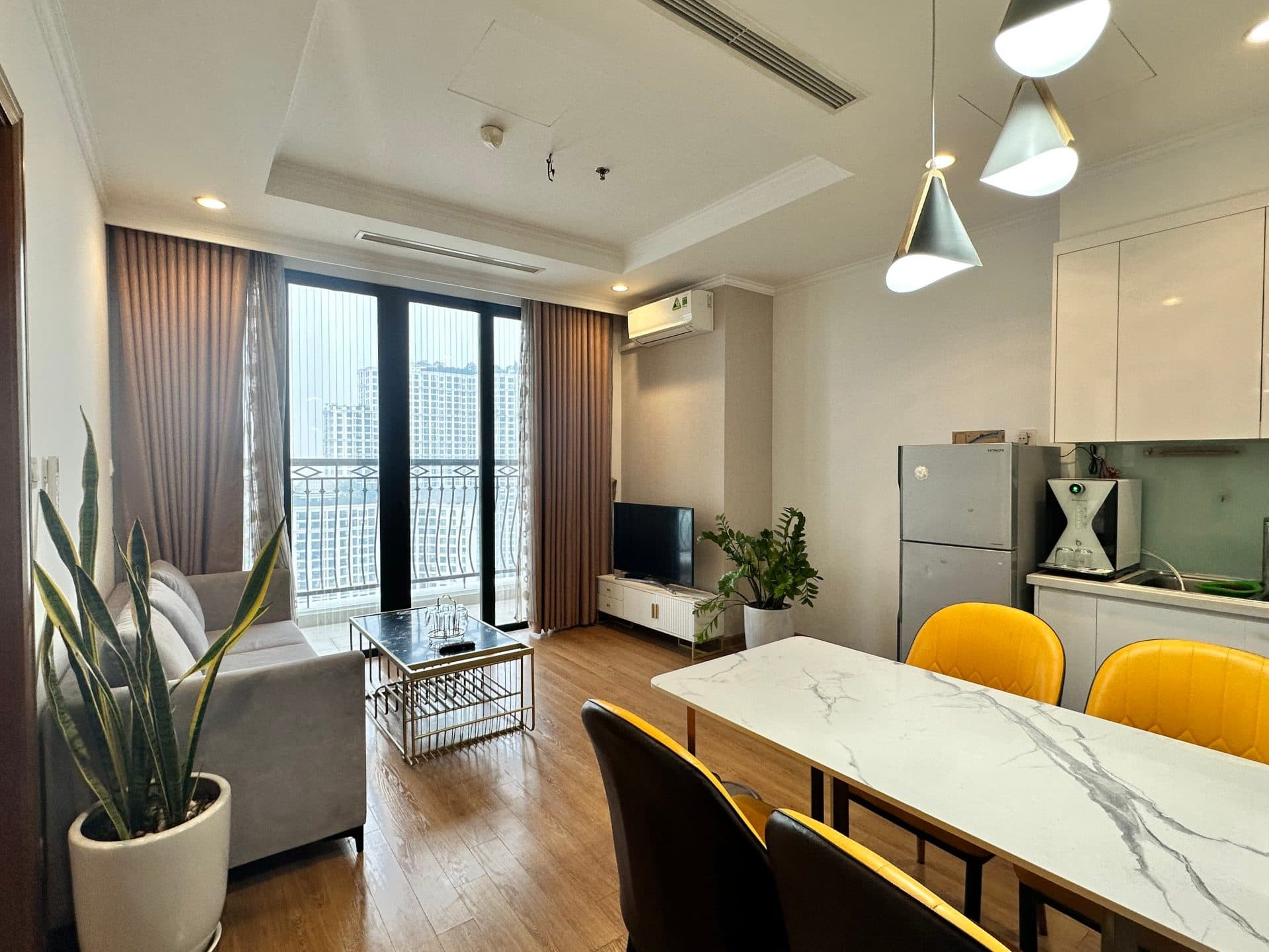Modern High-Rise 2 Bedrooms in Royal City