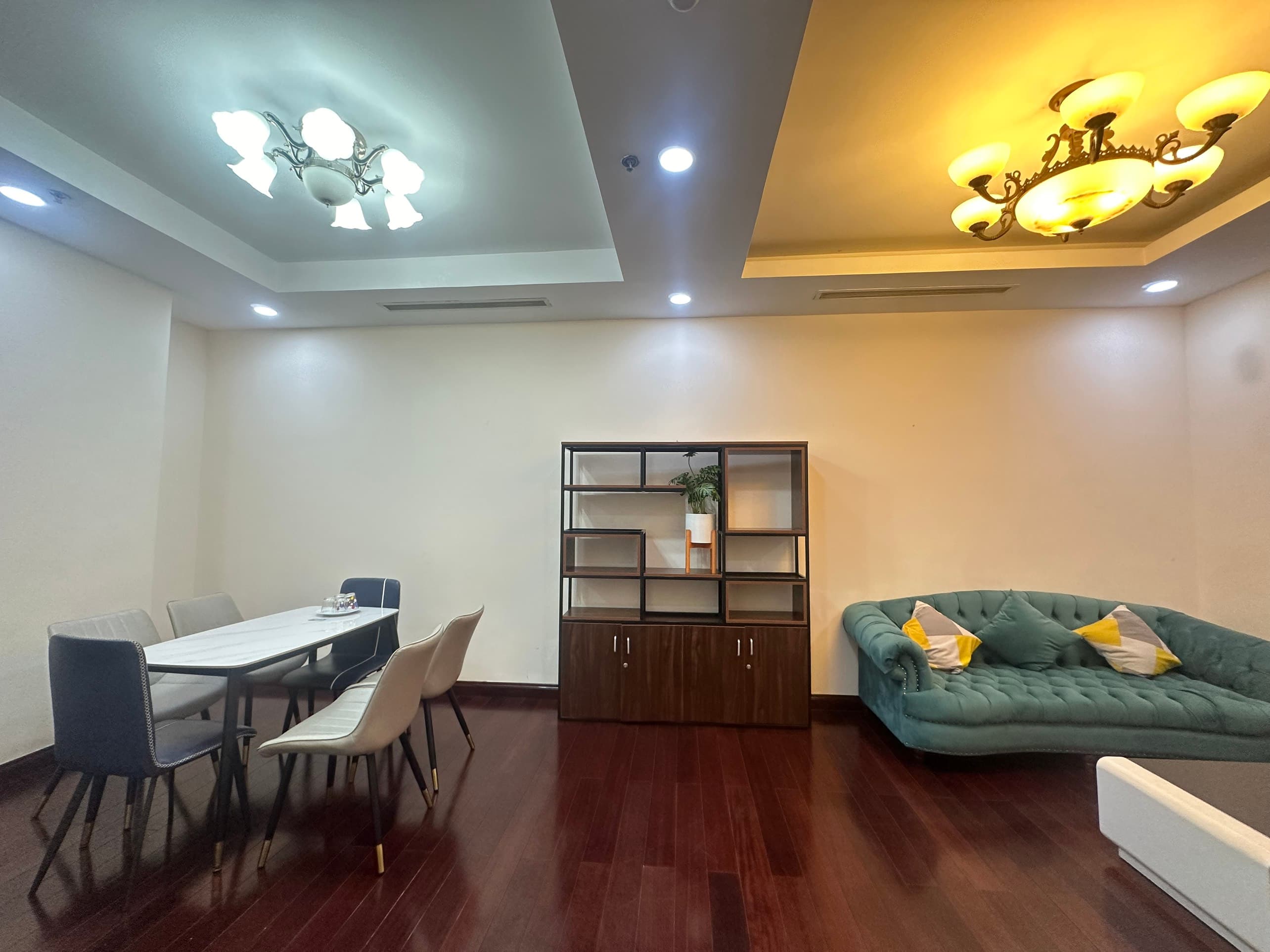 Bright Scenic View 2 Bedrooms in Royal City 3