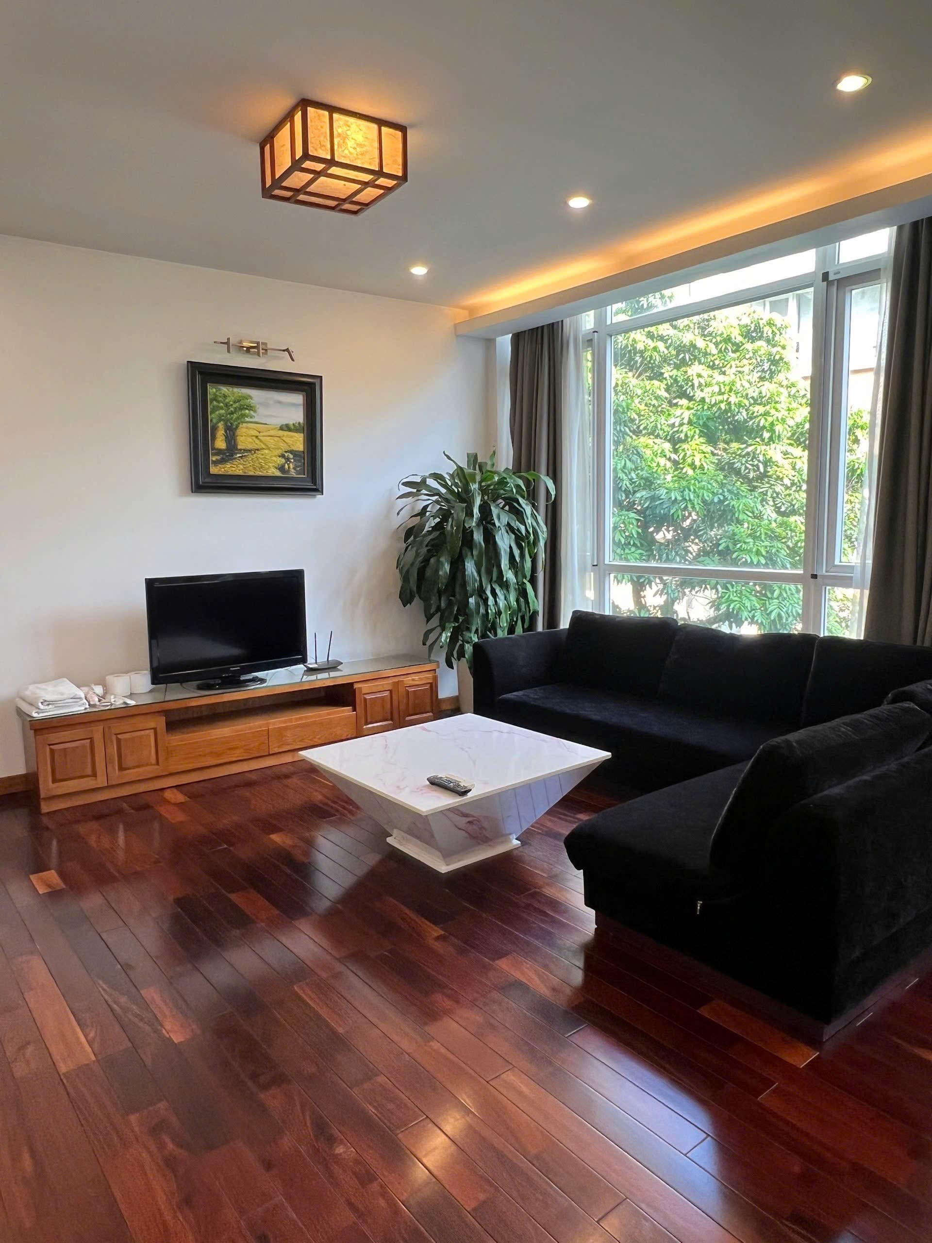 Inviting 2 Bedroom Apartment on Xuan Dieu in Tay Ho