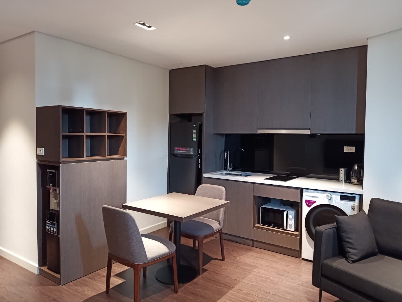 Lakefront Modern 1 Bedroom Apartment in Truc Bach, Ba dinh 2
