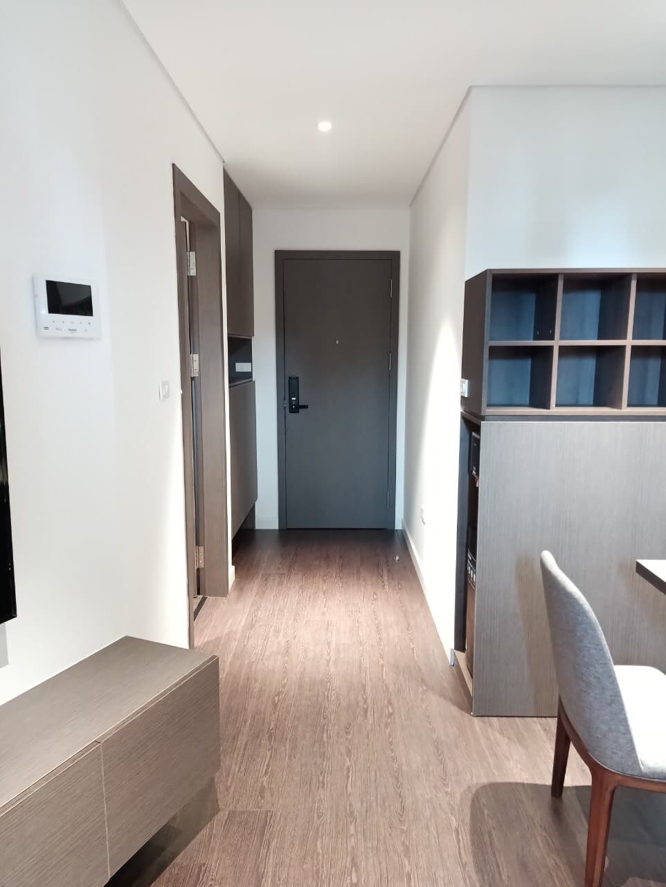 Lakefront Modern 1 Bedroom Apartment in Truc Bach, Ba dinh 3