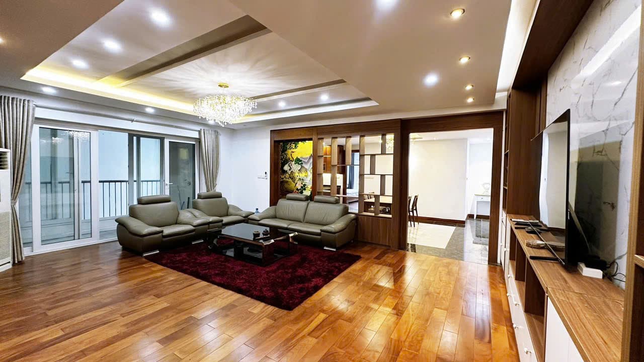 Elegant 3-Bedroom Apartment on Lac Long Quan Street 2