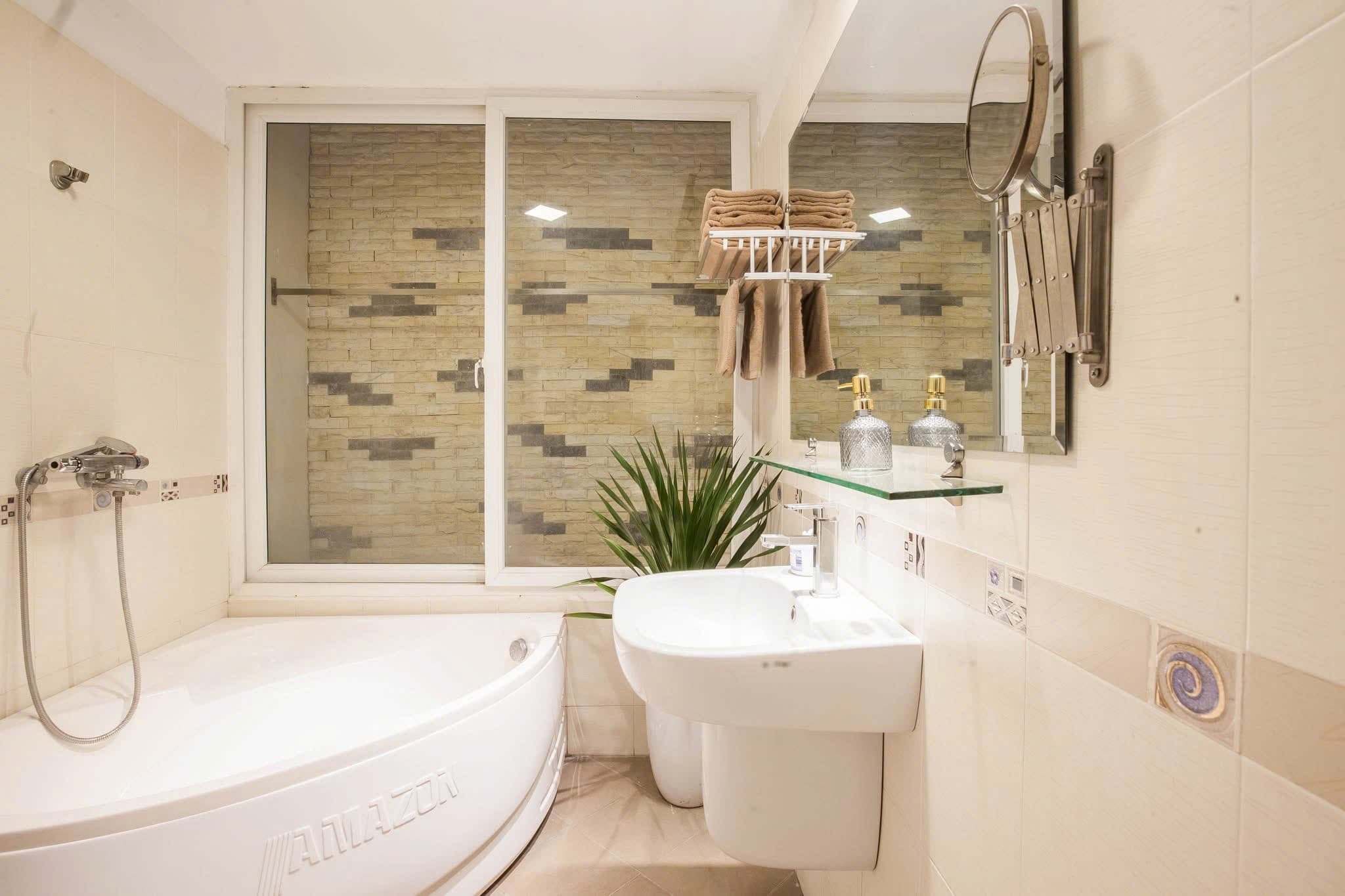 Gorgeous 2 Bedroom Apartment in Truc Bach, Trấn Vũ 2