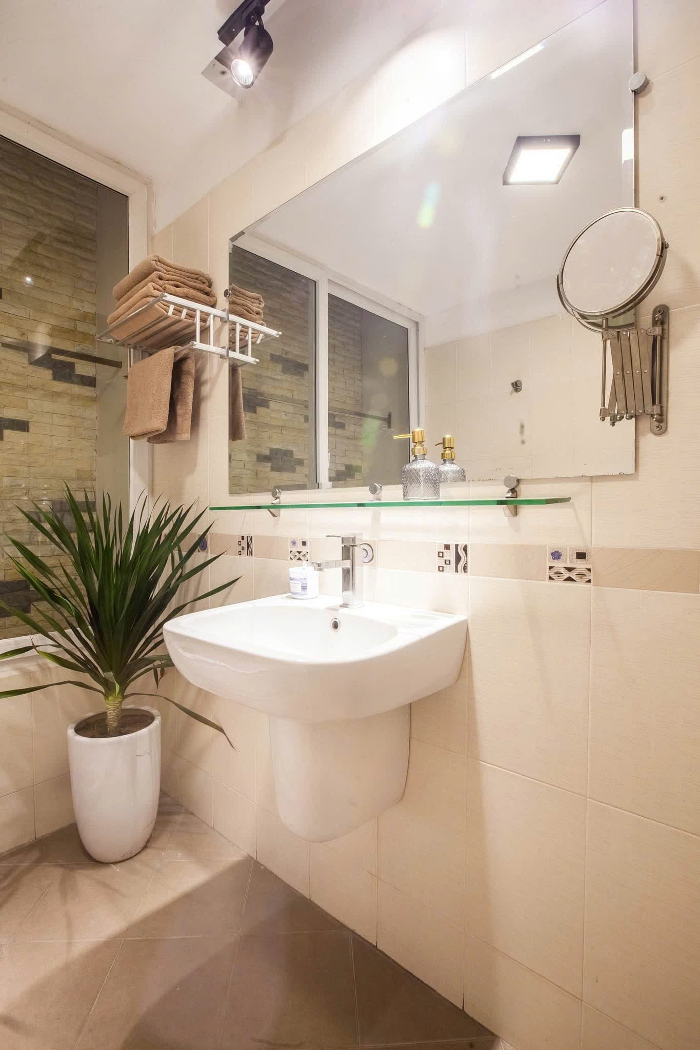 Gorgeous 2 Bedroom Apartment in Truc Bach, Trấn Vũ 3